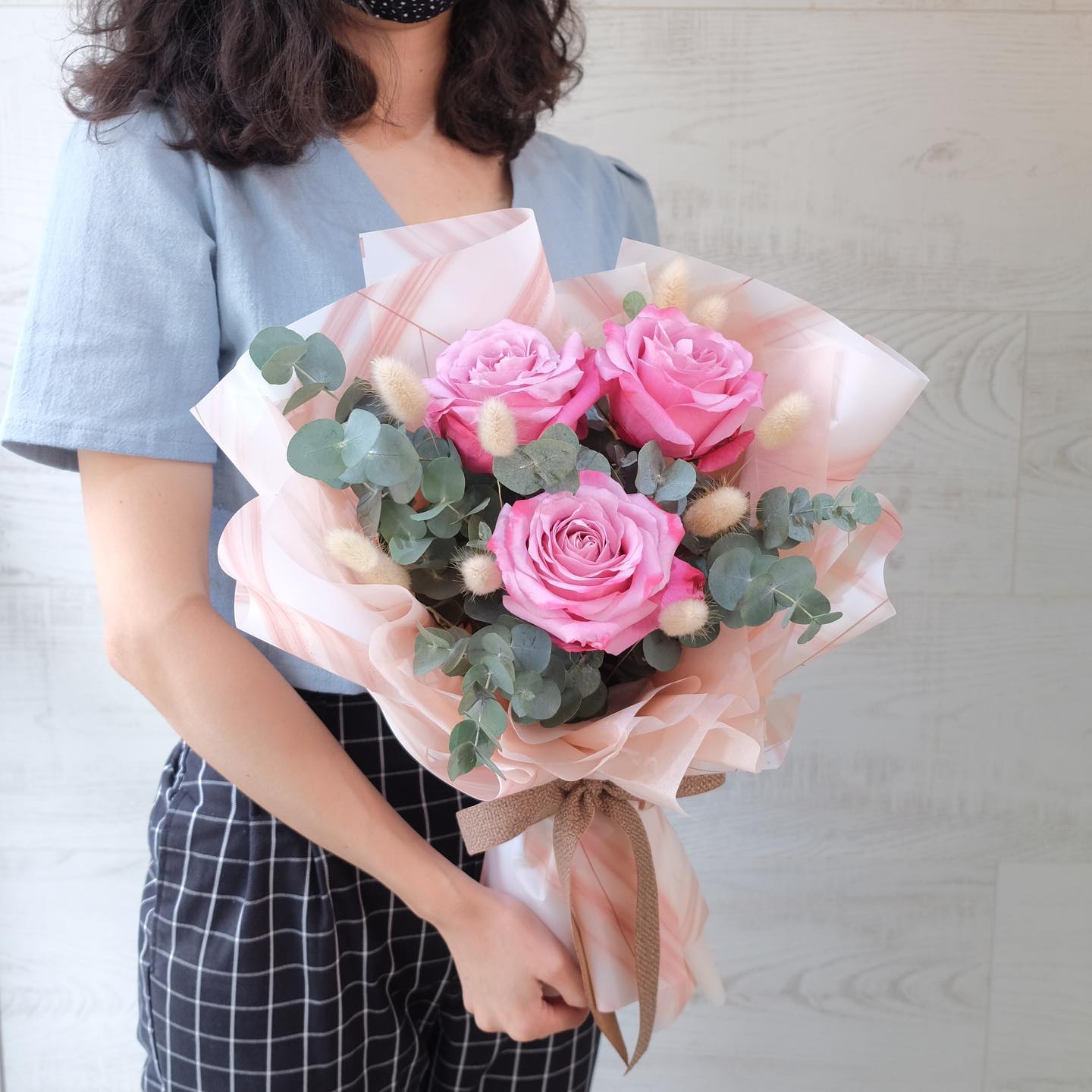 ช่อ พาสเทล หวาน ดอกไม้หลัก กุหลาบ ยูคาลิปตัส/ใบไม้ เบบี้บรีธ/ยิปโซ — ผลงานร้านดอกไม้ Sweetflower by Issaree