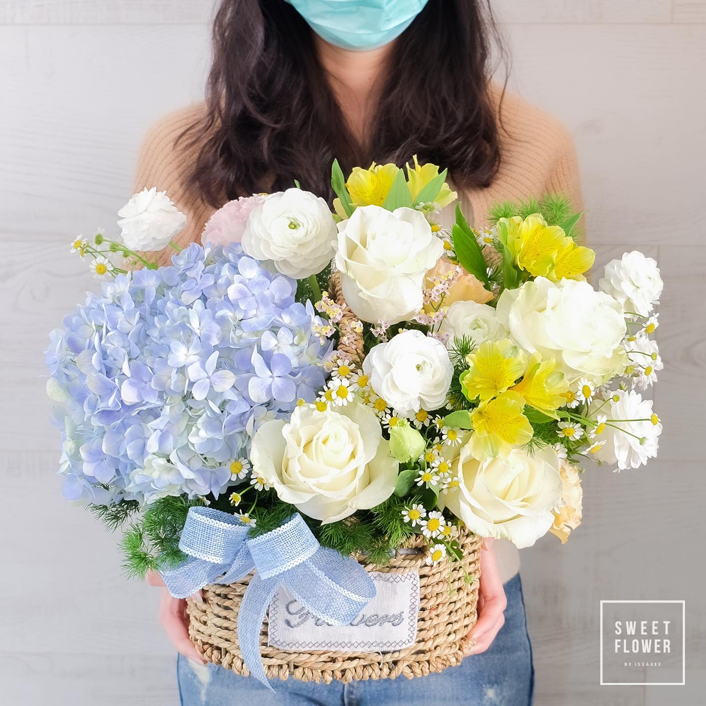 ตะกร้า ม่วง-ฟ้า หวาน ดอกไม้หลัก ไฮเดรนเยีย กุหลาบ เดซี่/มาร์กาเร็ต — ผลงานร้านดอกไม้ Sweetflower by Issaree — ภาพที่ 1 จาก 1