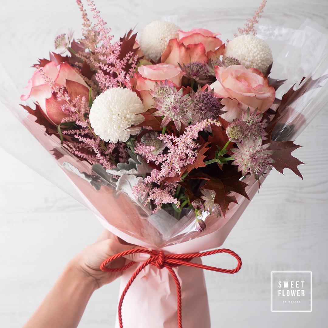 ช่อ พาสเทล หวาน ดอกไม้หลัก กุหลาบ เบญจมาศ/มัม คาร์เนชั่น — ผลงานร้านดอกไม้ Sweetflower by Issaree — ภาพที่ 1 จาก 2