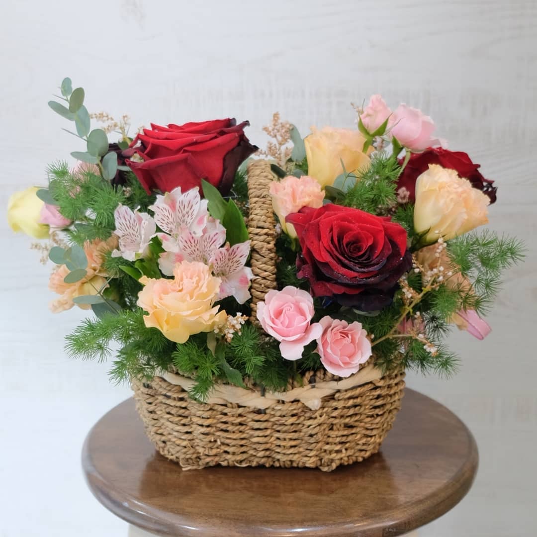 ตะกร้า แดงโรแมนติก หวาน ดอกไม้หลัก กุหลาบ คาร์เนชั่น — ผลงานร้านดอกไม้ Sweetflower by Issaree
