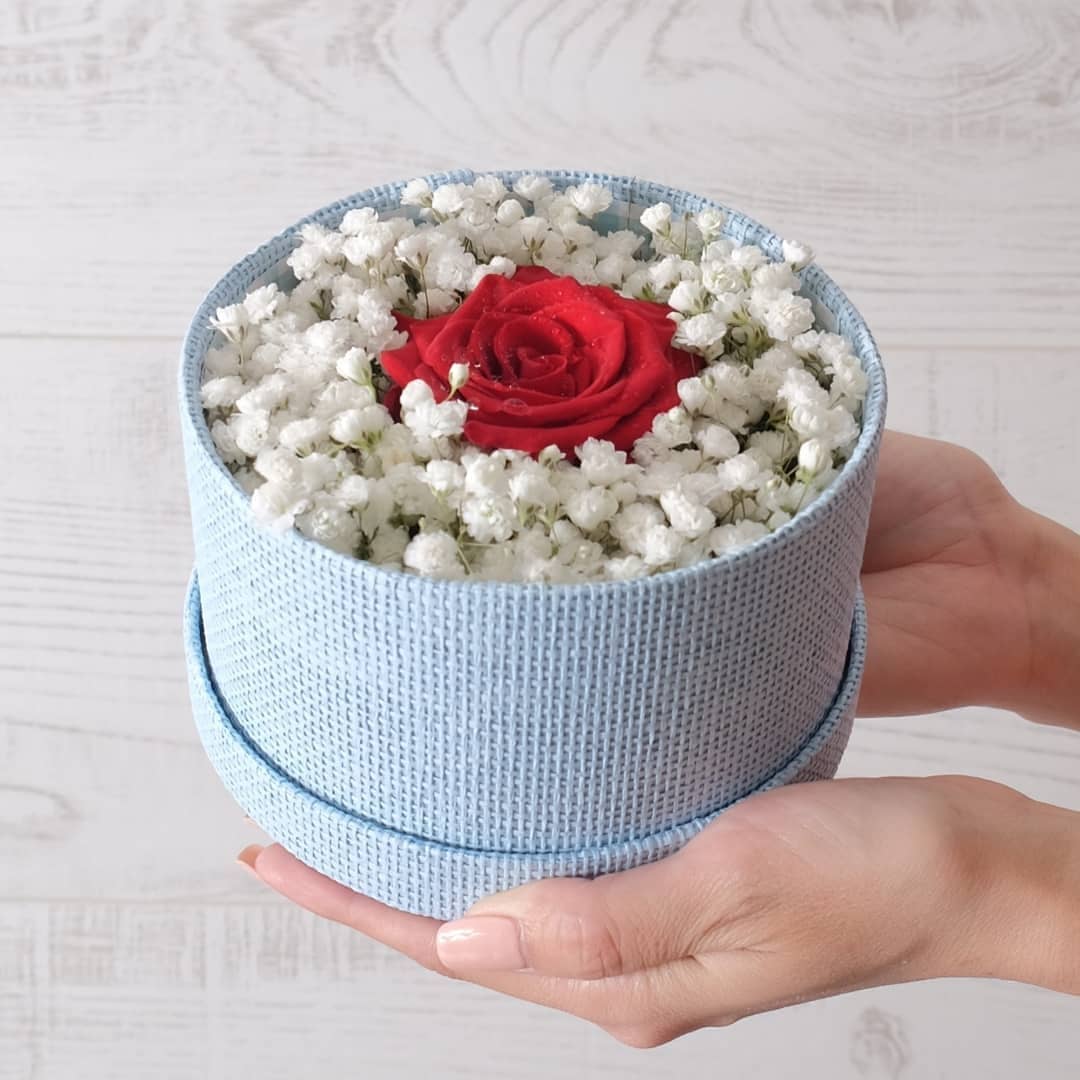 กล่อง แดงโรแมนติก หวาน ดอกไม้หลัก กุหลาบ เบบี้บรีธ/ยิปโซ — ผลงานร้านดอกไม้ Sweetflower by Issaree