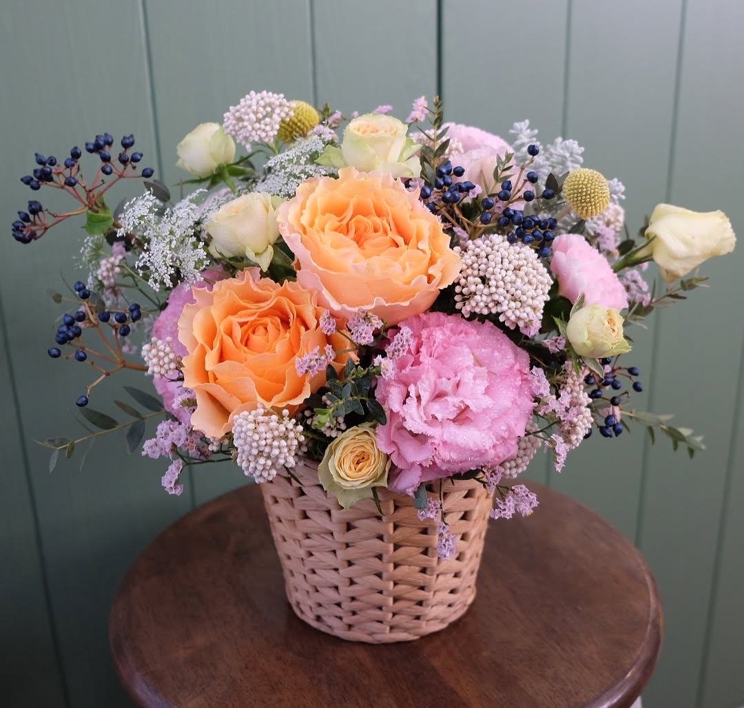 ตะกร้า หลากสี หวาน ดอกไม้หลัก กุหลาบ พีโอนี่ เบบี้บรีธ/ยิปโซ — ผลงานร้านดอกไม้ Sweetflower by Issaree — ภาพที่ 1 จาก 4