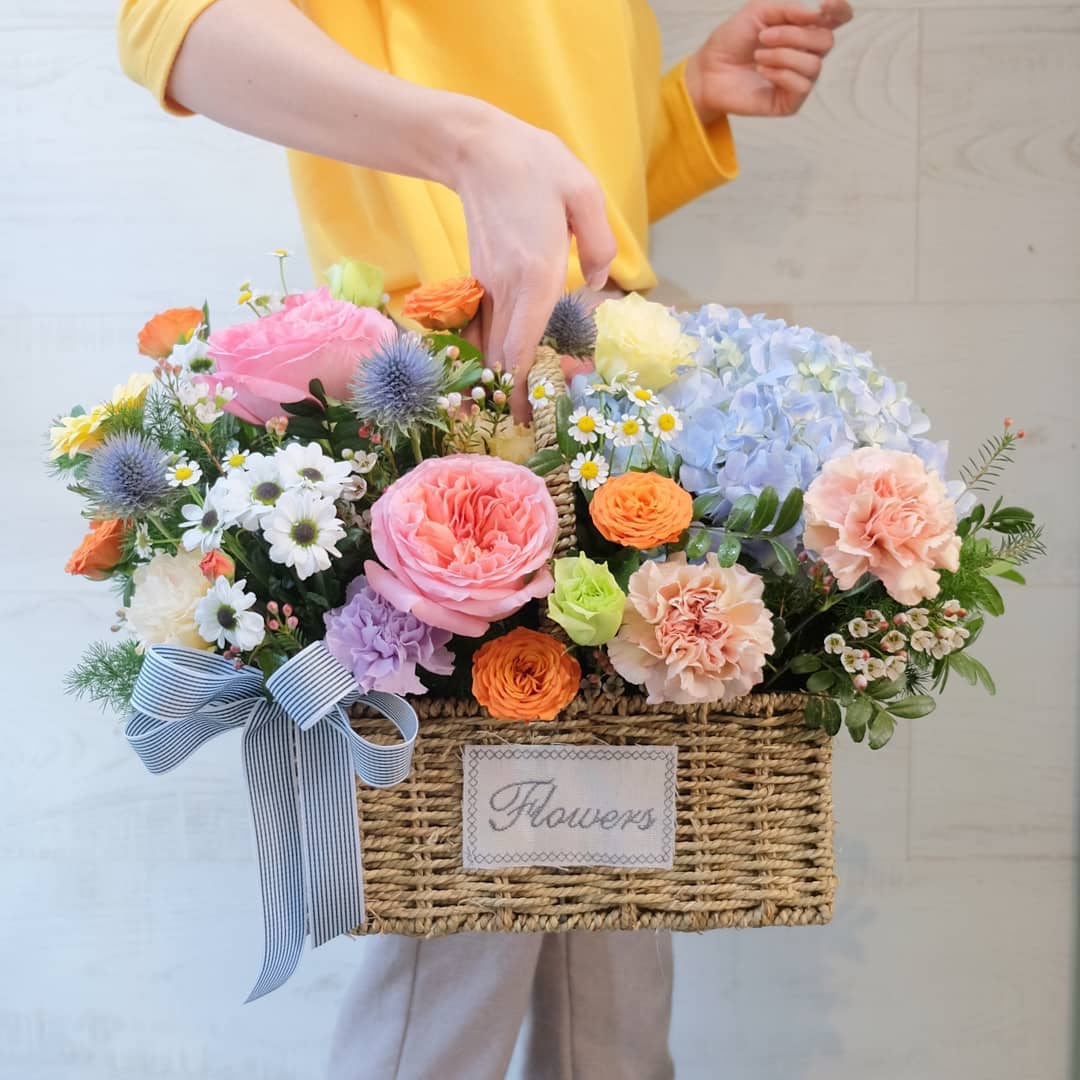 ตะกร้า หลากสี หวาน ดอกไม้หลัก กุหลาบ ไฮเดรนเยีย เดซี่/มาร์กาเร็ต — ผลงานร้านดอกไม้ Sweetflower by Issaree