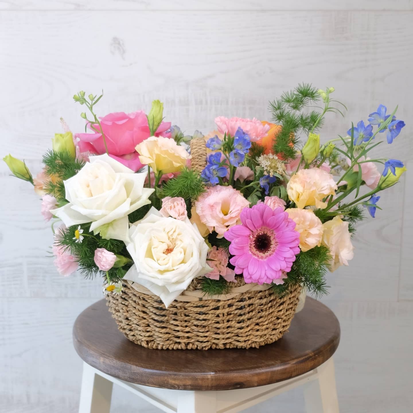 ตะกร้า หลากสี หวาน ดอกไม้หลัก กุหลาบ คาร์เนชั่น ทิวลิป — ผลงานร้านดอกไม้ Sweetflower by Issaree