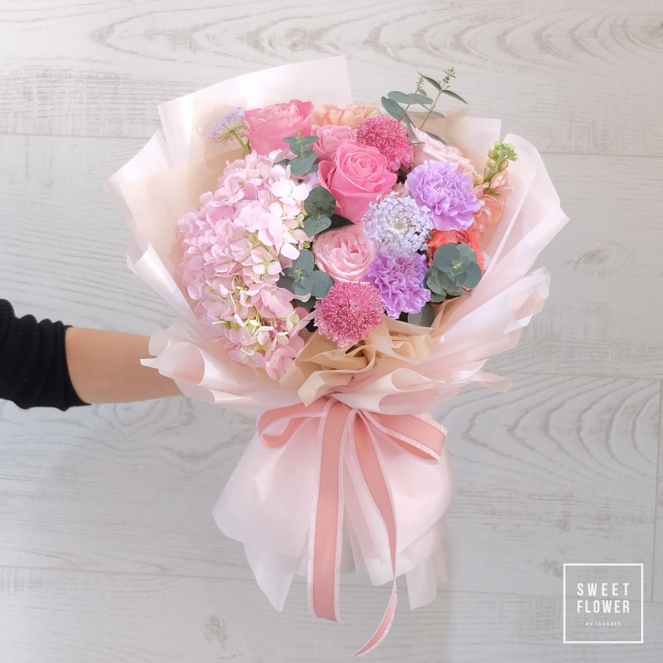 ช่อ พาสเทล หวาน ดอกไม้หลัก ไฮเดรนเยีย กุหลาบ คาร์เนชั่น — ผลงานร้านดอกไม้ Sweetflower by Issaree — ภาพที่ 1 จาก 4