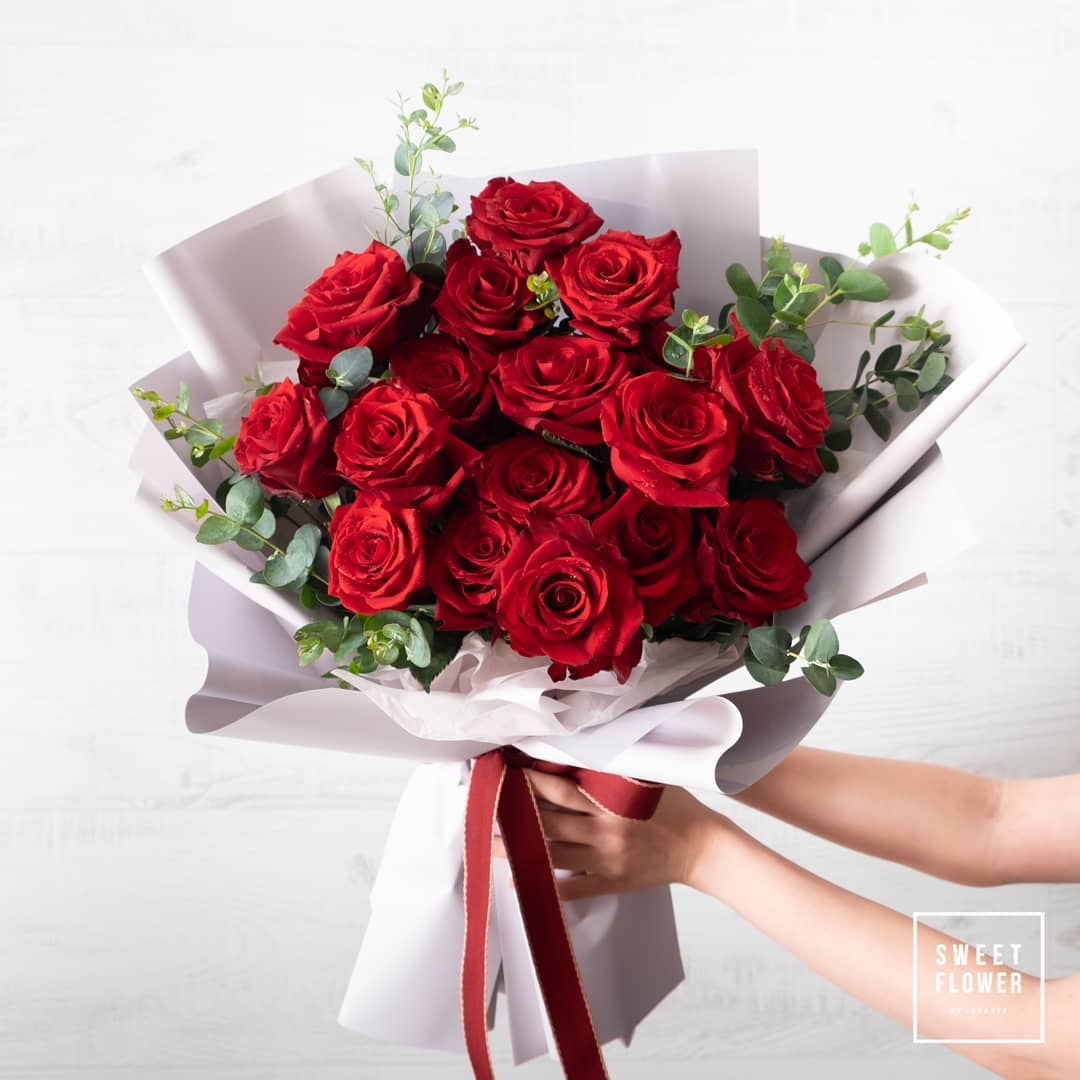 ช่อ แดงโรแมนติก คลาสสิก ดอกไม้หลัก กุหลาบ ยูคาลิปตัส/ใบไม้ — ผลงานร้านดอกไม้ Sweetflower by Issaree