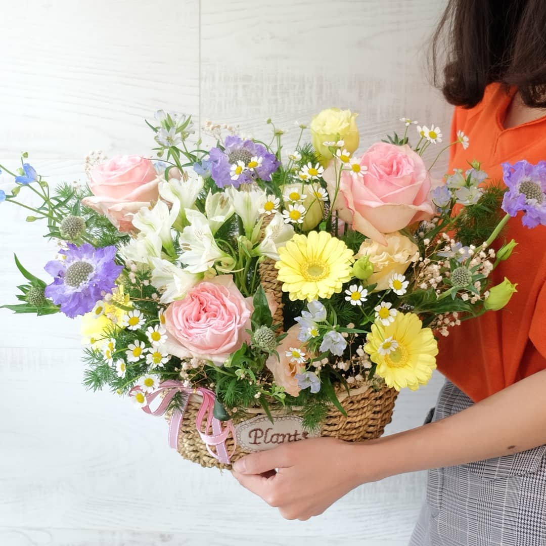 ตะกร้า หลากสี หวาน ดอกไม้หลัก กุหลาบ เดซี่/มาร์กาเร็ต ทานตะวัน — ผลงานร้านดอกไม้ Sweetflower by Issaree — ภาพที่ 1 จาก 4