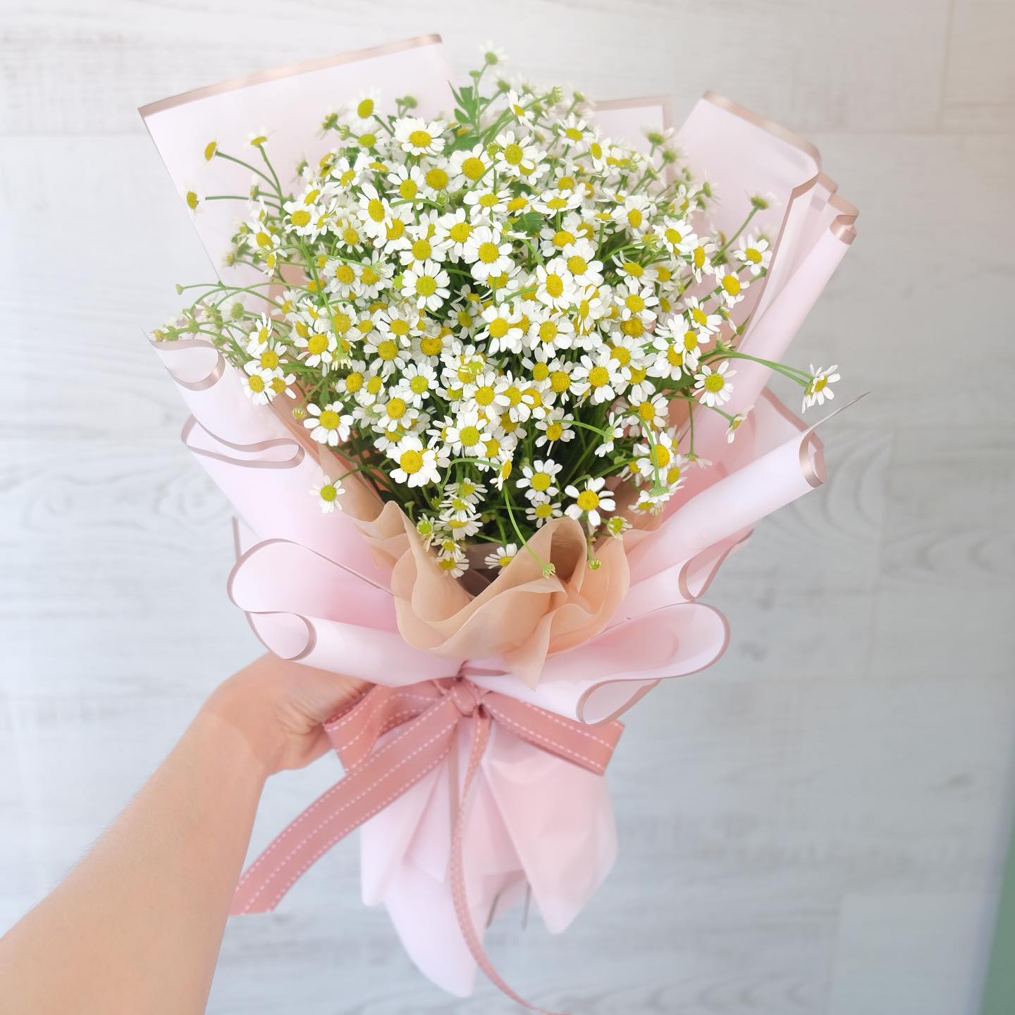 ช่อ ขาว-เขียว หวาน ดอกไม้หลัก เดซี่/มาร์กาเร็ต — ผลงานร้านดอกไม้ Sweetflower by Issaree — ภาพที่ 1 จาก 1