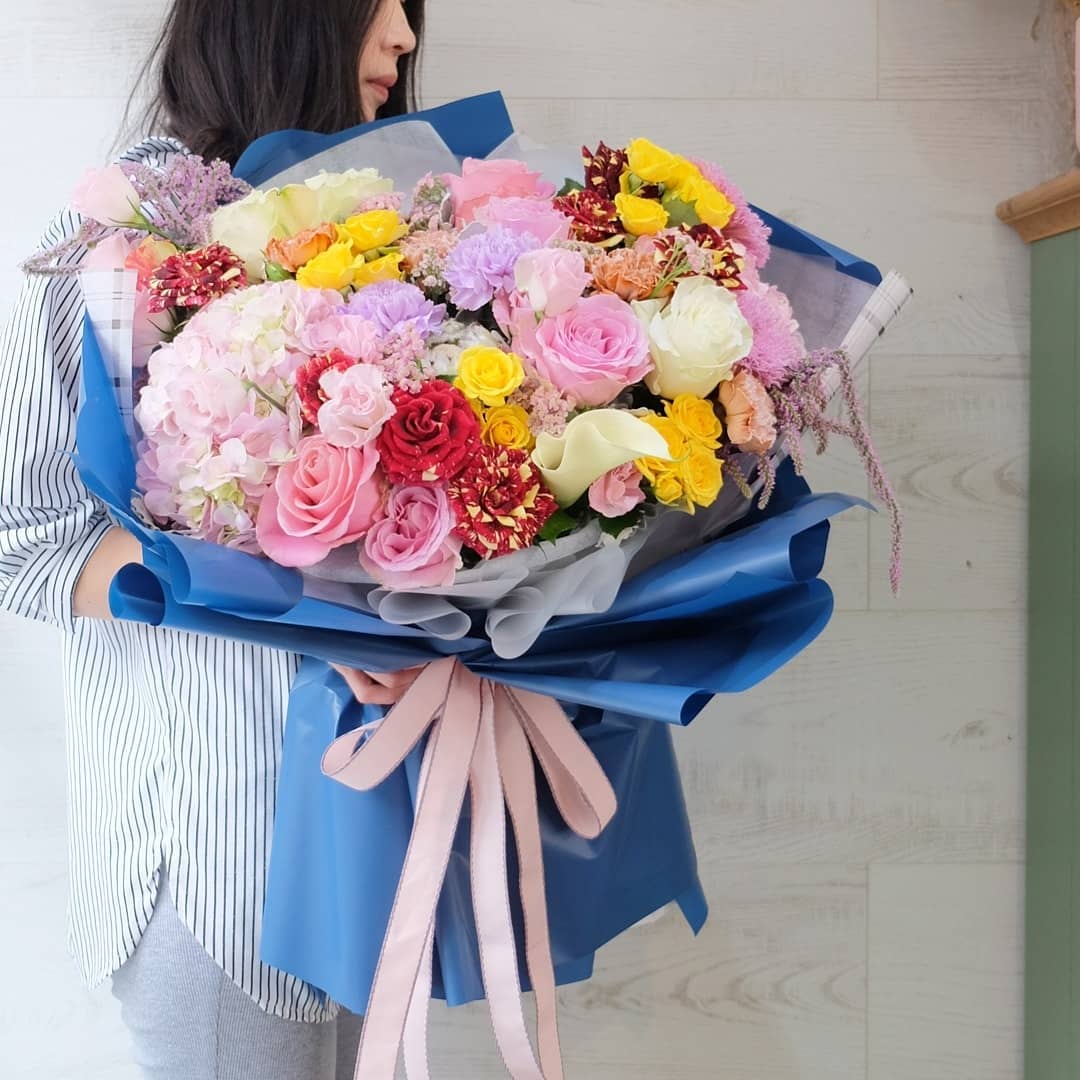 ช่อ หลากสี หวาน ดอกไม้หลัก กุหลาบ คาร์เนชั่น ไฮเดรนเยีย — ผลงานร้านดอกไม้ Sweetflower by Issaree — ภาพที่ 2 จาก 4