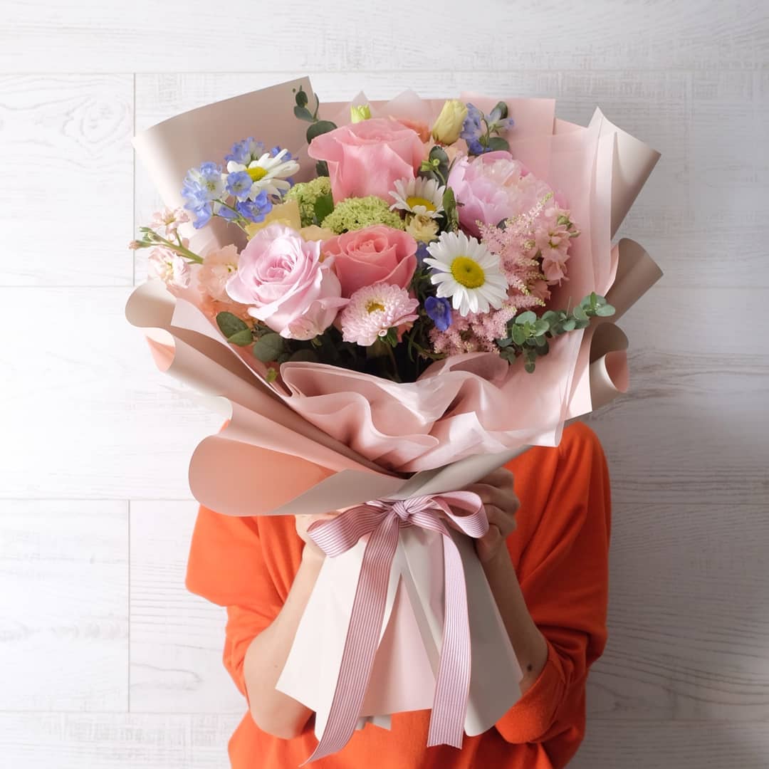 ช่อ พาสเทล หวาน ดอกไม้หลัก กุหลาบ พีโอนี่ เดซี่/มาร์กาเร็ต — ผลงานร้านดอกไม้ Sweetflower by Issaree