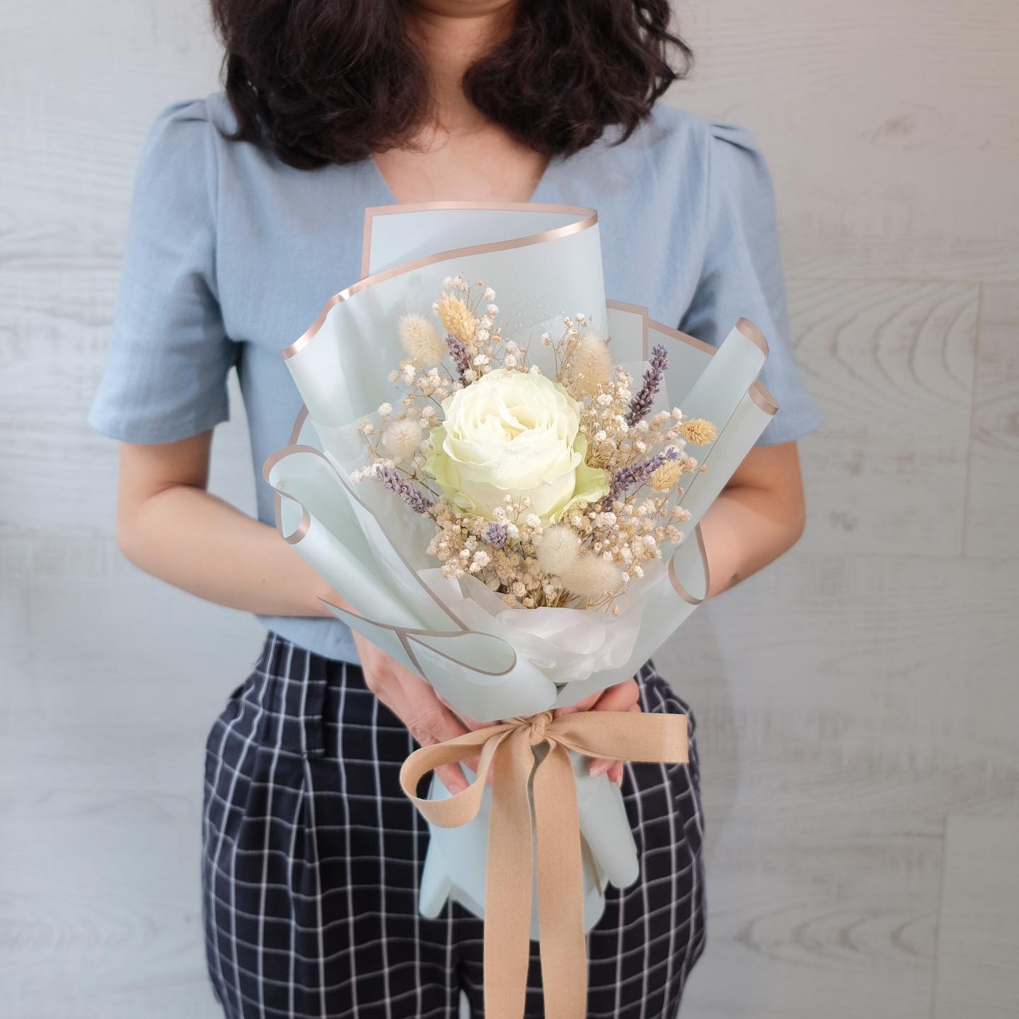 ช่อ ขาว-เขียว หวาน ดอกไม้หลัก กุหลาบ เบบี้บรีธ/ยิปโซ ดอกไม้แห้ง — ผลงานร้านดอกไม้ Sweetflower by Issaree