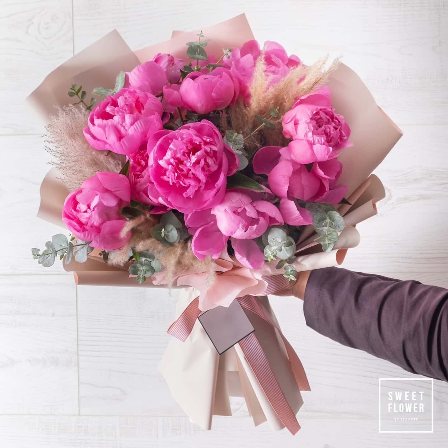 ช่อ แดงโรแมนติก หวาน ดอกไม้หลัก พีโอนี่ ยูคาลิปตัส/ใบไม้ — ผลงานร้านดอกไม้ Sweetflower by Issaree — ภาพที่ 2 จาก 2