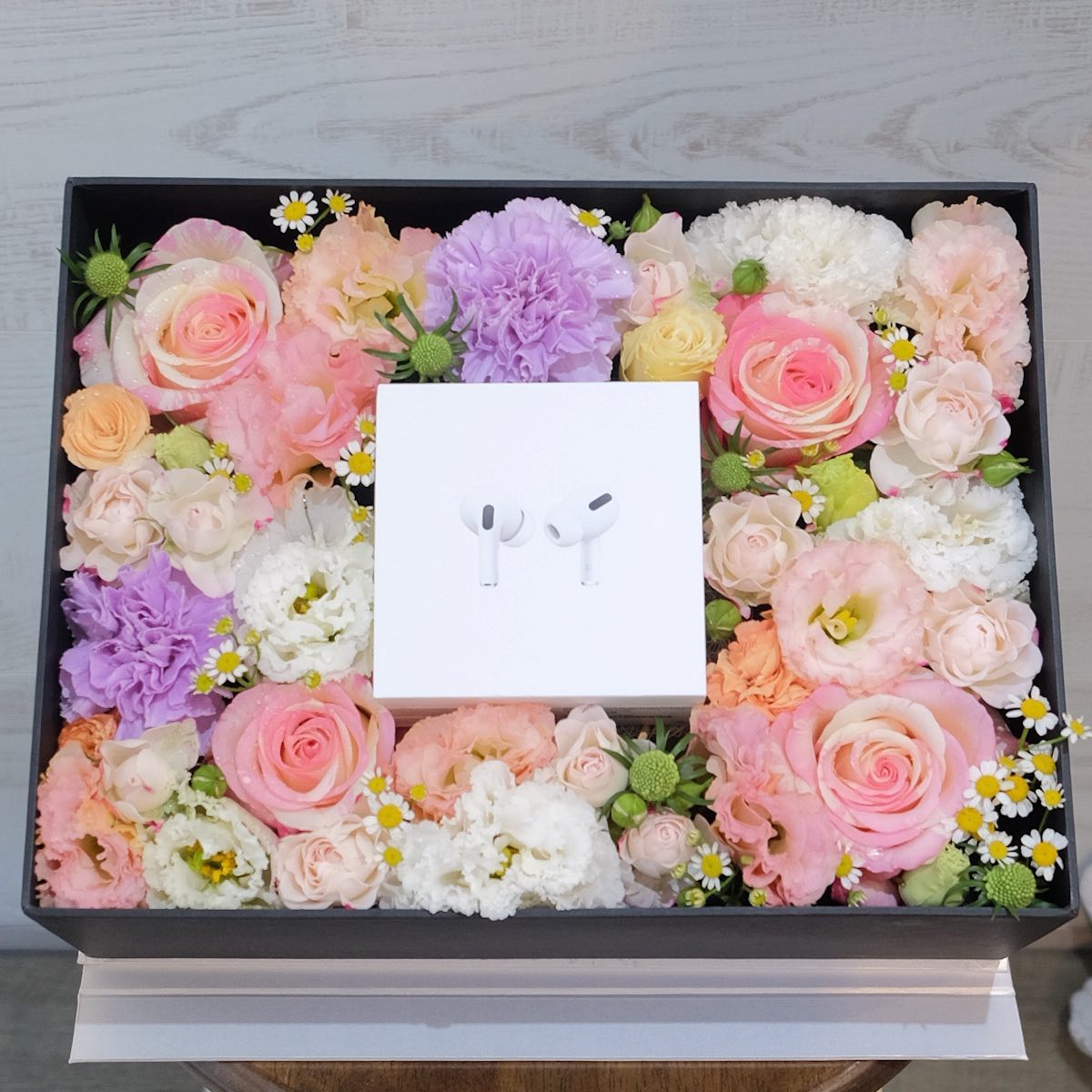 กล่อง พาสเทล หวาน ดอกไม้หลัก กุหลาบ คาร์เนชั่น เดซี่/มาร์กาเร็ต — ผลงานร้านดอกไม้ Sweetflower by Issaree — ภาพที่ 1 จาก 4