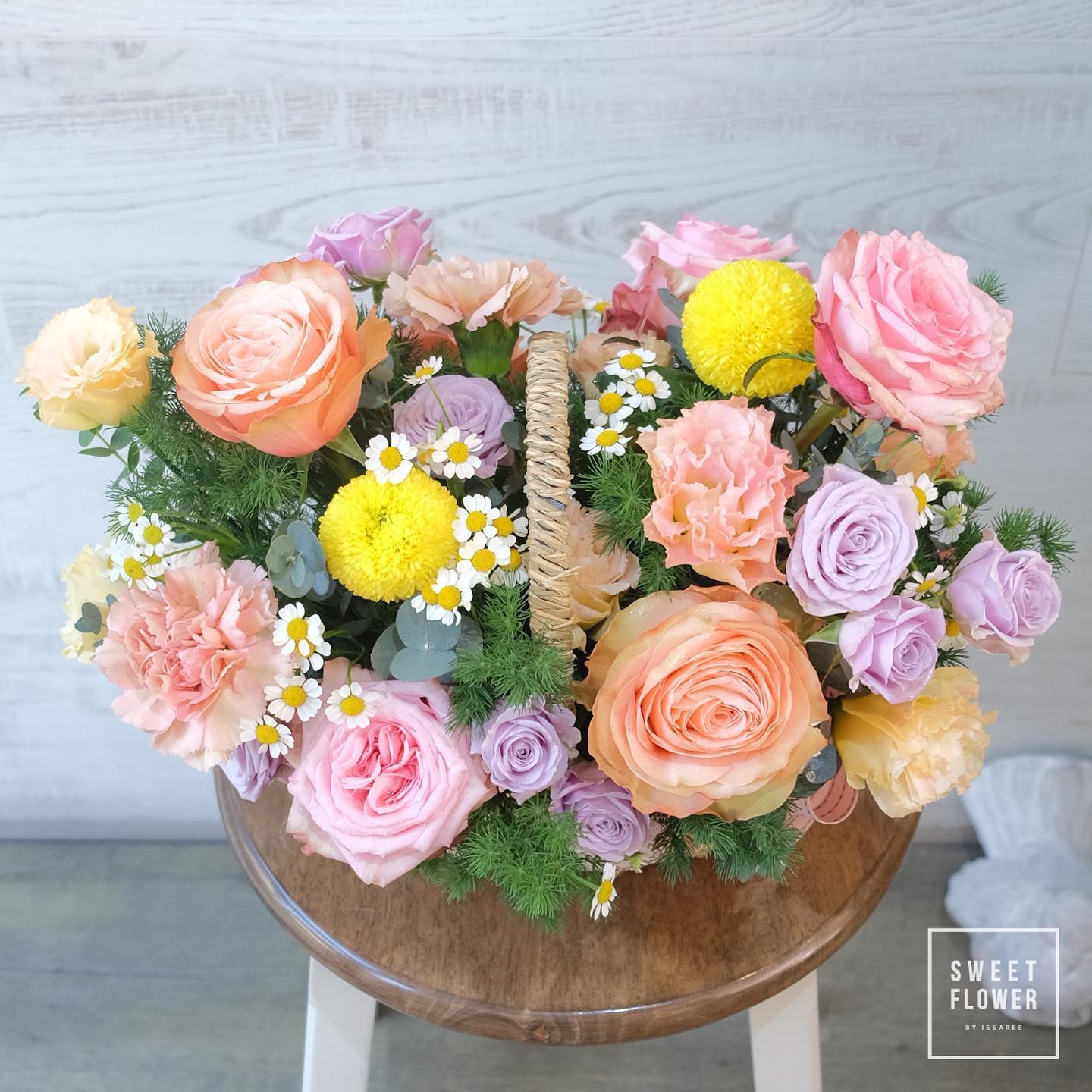 ตะกร้า หลากสี หวาน ดอกไม้หลัก กุหลาบ คาร์เนชั่น เดซี่/มาร์กาเร็ต — ผลงานร้านดอกไม้ Sweetflower by Issaree — ภาพที่ 1 จาก 6