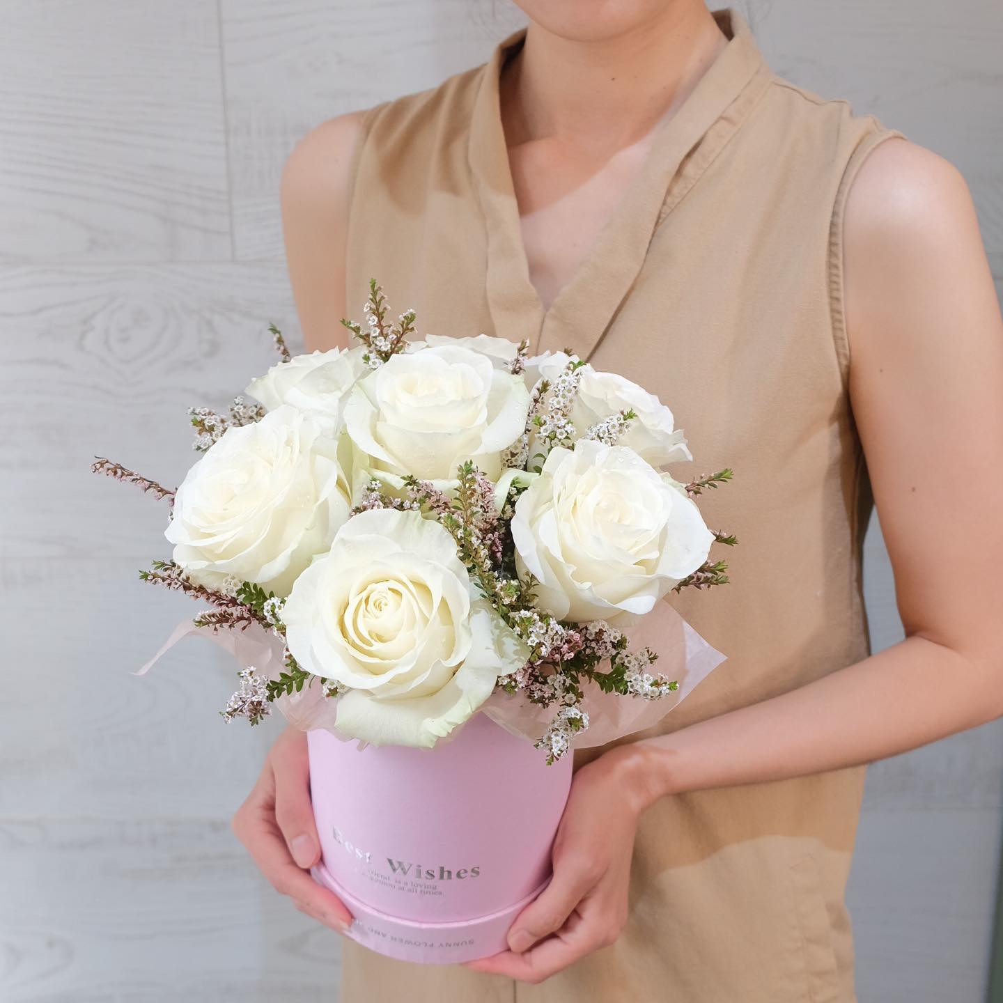 กล่อง ขาว-เขียว หวาน ดอกไม้หลัก กุหลาบ เบบี้บรีธ/ยิปโซ — ผลงานร้านดอกไม้ Sweetflower by Issaree