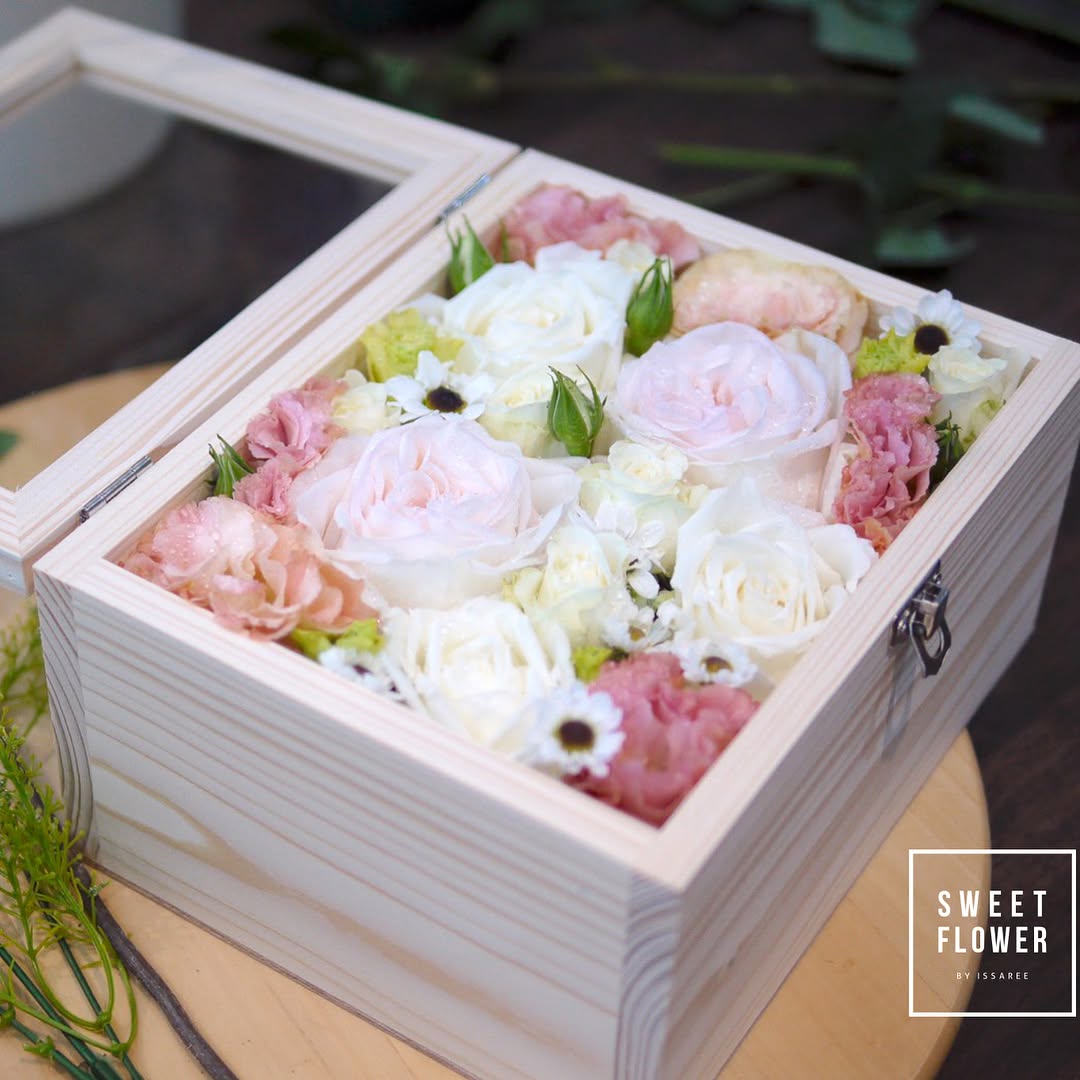 กล่อง พาสเทล หวาน ดอกไม้หลัก กุหลาบ คาร์เนชั่น เดซี่/มาร์กาเร็ต — ผลงานร้านดอกไม้ Sweetflower by Issaree — ภาพที่ 1 จาก 2