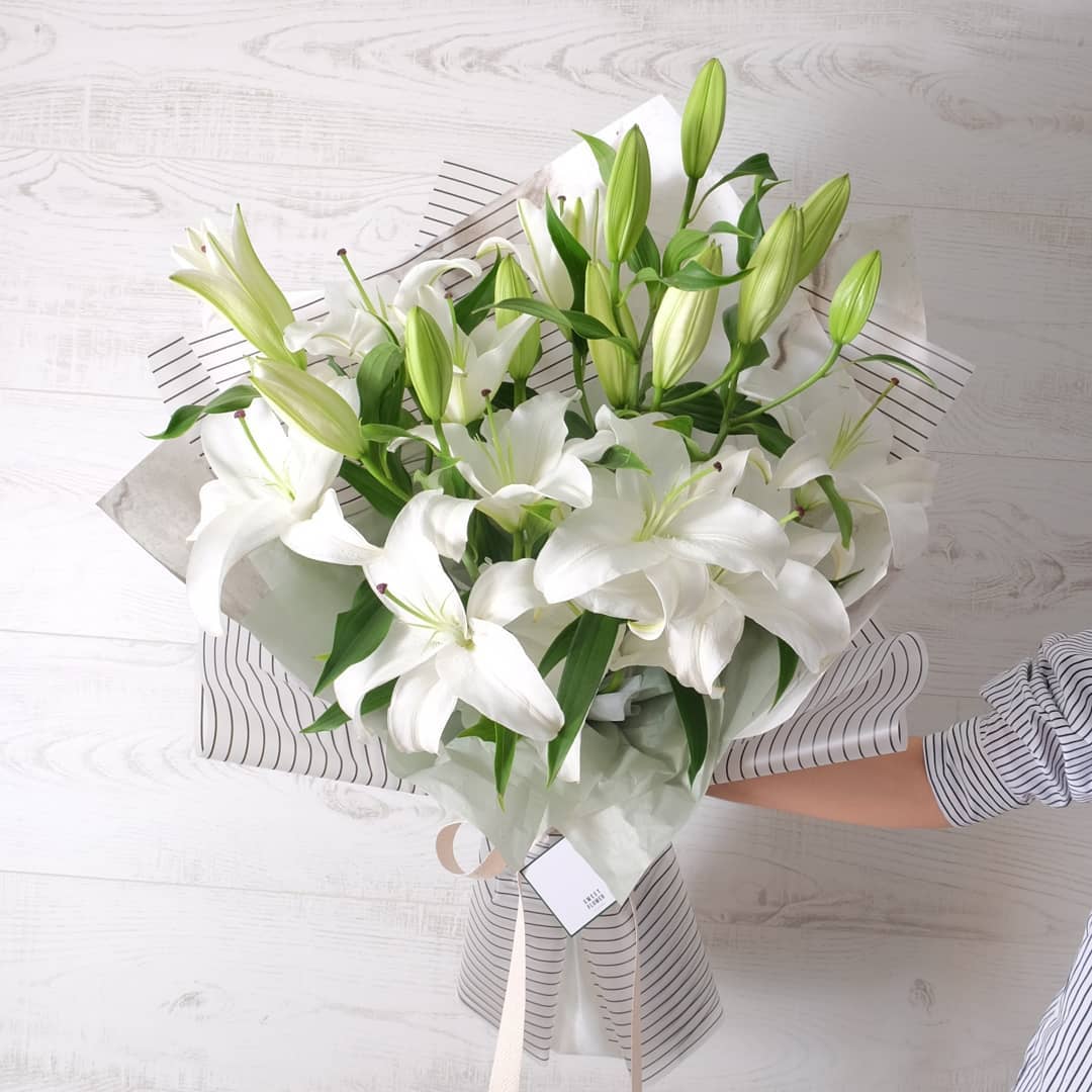 ช่อ ขาว-เขียว หวาน ดอกไม้หลัก ลิลลี่ ยูคาลิปตัส/ใบไม้ — ผลงานร้านดอกไม้ Sweetflower by Issaree — ภาพที่ 1 จาก 4