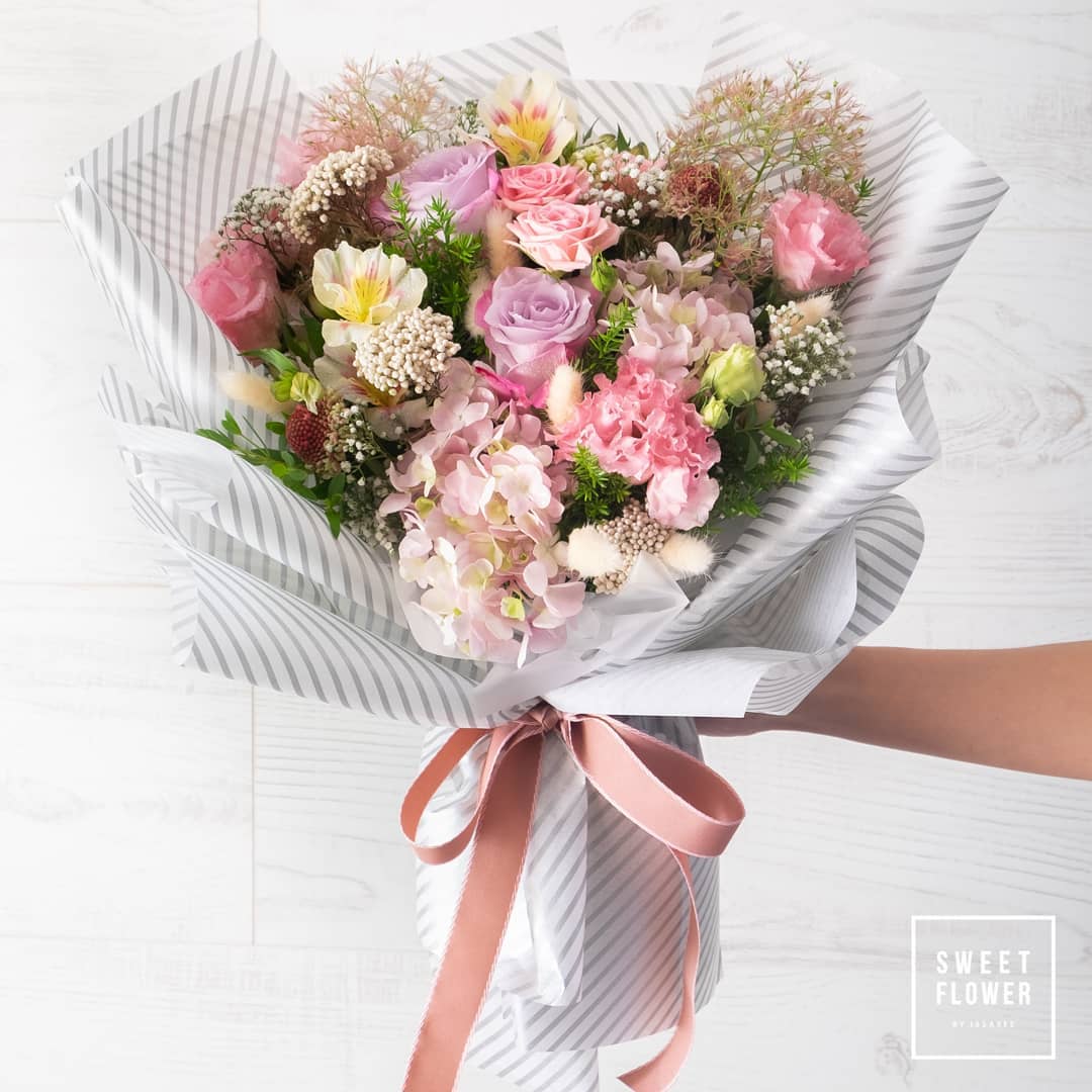 ช่อ พาสเทล หวาน ดอกไม้หลัก กุหลาบ ไฮเดรนเยีย คาร์เนชั่น — ผลงานร้านดอกไม้ Sweetflower by Issaree