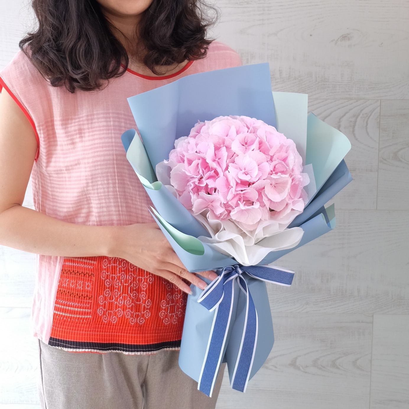 ช่อ พาสเทล หวาน ดอกไม้หลัก ไฮเดรนเยีย ยูคาลิปตัส/ใบไม้ — ผลงานร้านดอกไม้ Sweetflower by Issaree — ภาพที่ 1 จาก 2