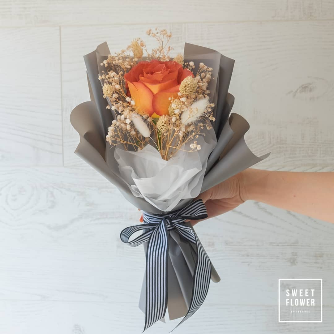 ช่อ เหลือง-ส้ม หวาน ดอกไม้หลัก กุหลาบ ดอกไม้แห้ง — ผลงานร้านดอกไม้ Sweetflower by Issaree — ภาพที่ 1 จาก 2