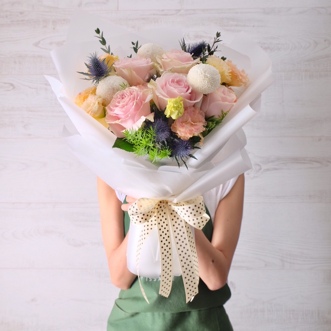 ช่อ พาสเทล หวาน ดอกไม้หลัก กุหลาบ คาร์เนชั่น เบญจมาศ/มัม — ผลงานร้านดอกไม้ Sweetflower by Issaree — ภาพที่ 1 จาก 2