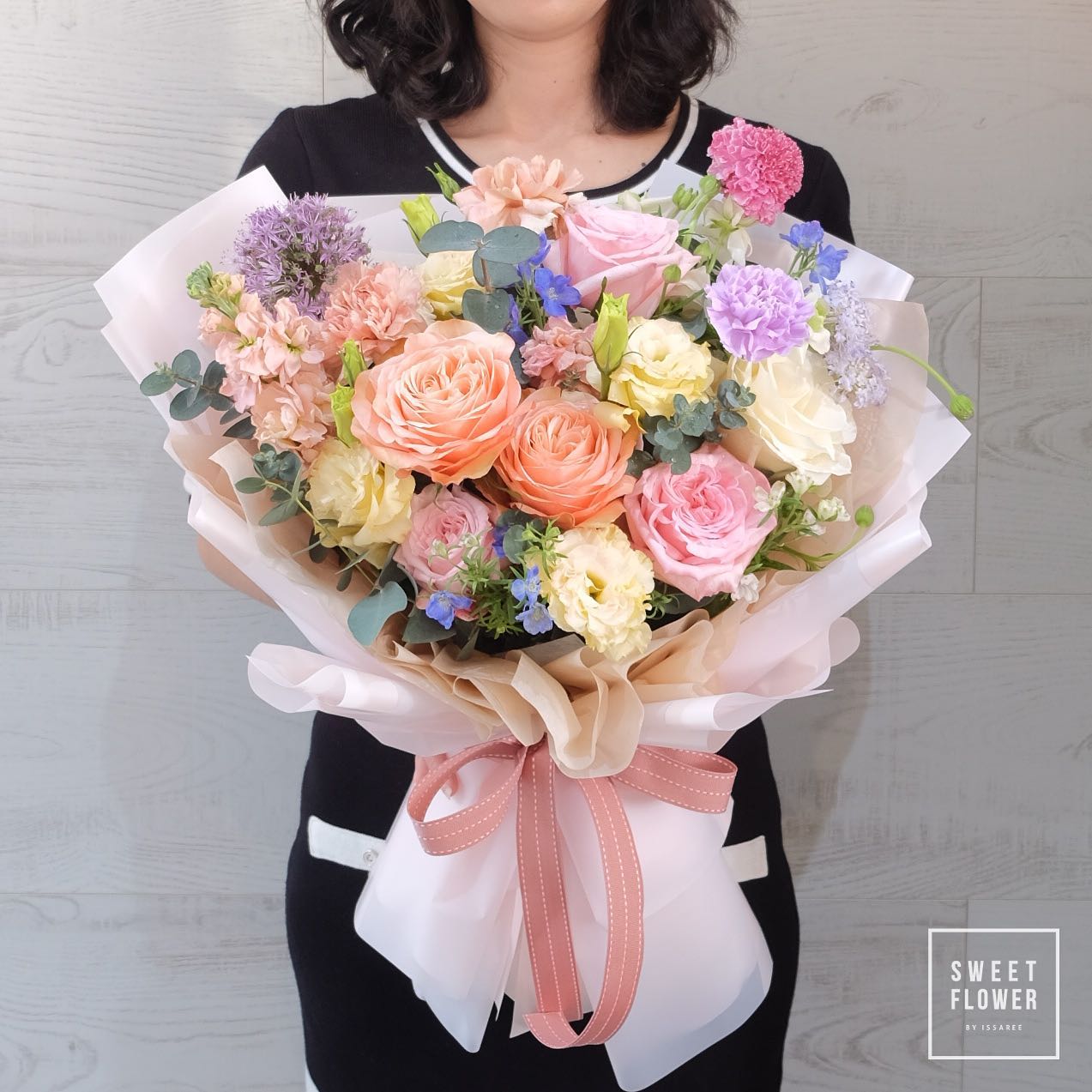 ช่อ พาสเทล หวาน ดอกไม้หลัก กุหลาบ คาร์เนชั่น เบญจมาศ/มัม — ผลงานร้านดอกไม้ Sweetflower by Issaree
