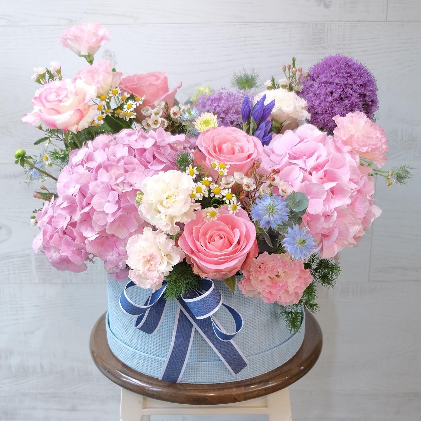 กล่อง พาสเทล หวาน ดอกไม้หลัก ไฮเดรนเยีย กุหลาบ คาร์เนชั่น — ผลงานร้านดอกไม้ Sweetflower by Issaree — ภาพที่ 1 จาก 6