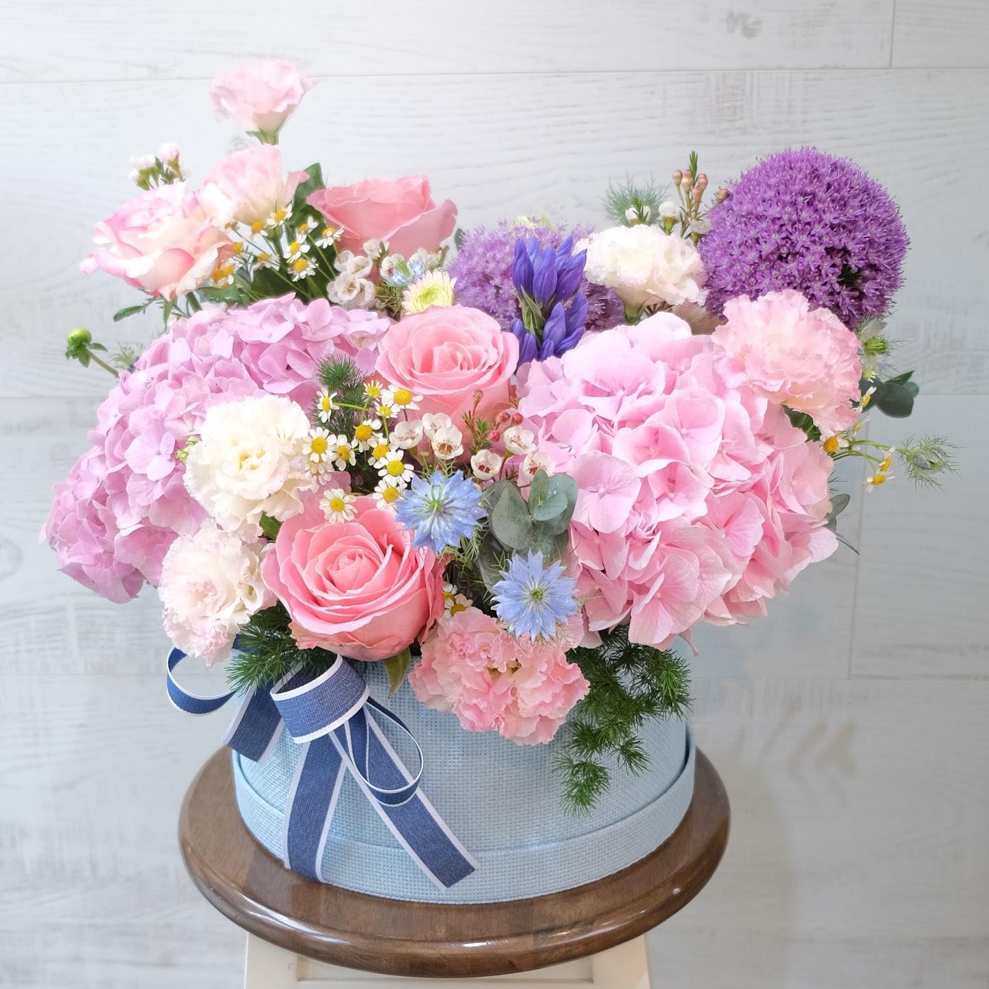กล่อง พาสเทล หวาน ดอกไม้หลัก ไฮเดรนเยีย กุหลาบ คาร์เนชั่น — ผลงานร้านดอกไม้ Sweetflower by Issaree — ภาพที่ 2 จาก 6