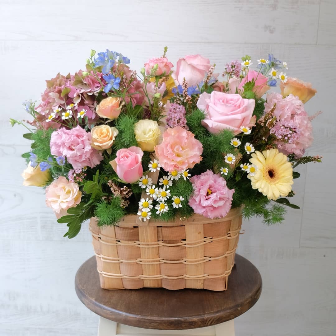 ตะกร้า พาสเทล หวาน ดอกไม้หลัก กุหลาบ ไฮเดรนเยีย คาร์เนชั่น — ผลงานร้านดอกไม้ Sweetflower by Issaree — ภาพที่ 2 จาก 6