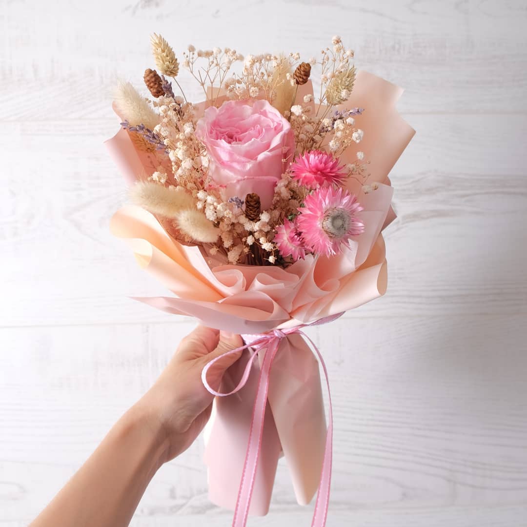 ช่อ พาสเทล หวาน ดอกไม้หลัก กุหลาบ เดซี่/มาร์กาเร็ต เบบี้บรีธ/ยิปโซ — ผลงานร้านดอกไม้ Sweetflower by Issaree — ภาพที่ 1 จาก 2