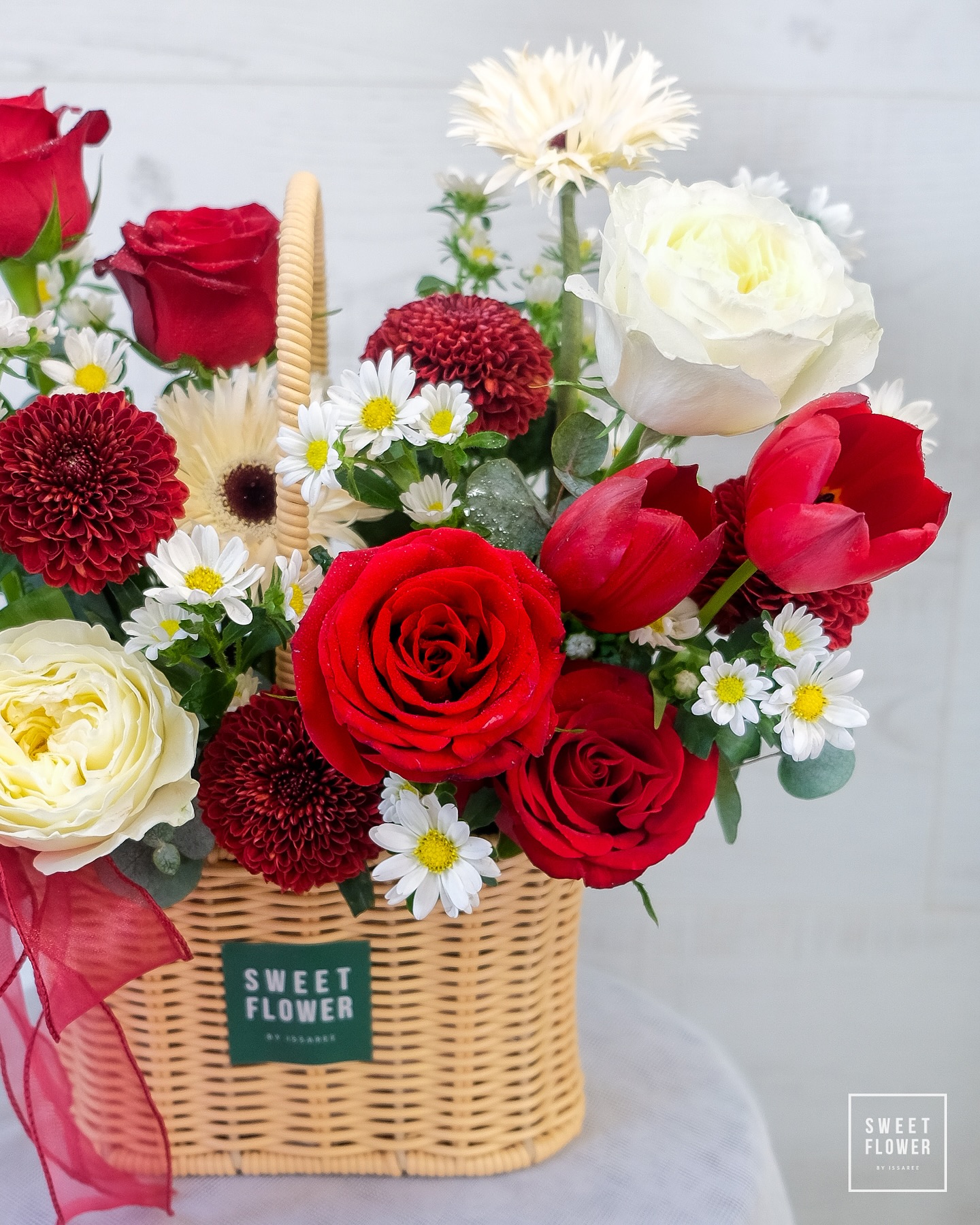 ตะกร้า แดง ขาว หวาน ดอกไม้หลัก กุหลาบ ทิวลิป เยอบีร่า — ผลงานร้านดอกไม้ Sweetflower by Issaree — ภาพที่ 1 จาก 4
