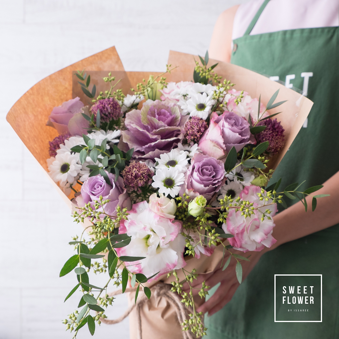 ช่อ ม่วง-ฟ้า หวาน ดอกไม้หลัก กุหลาบ เดซี่/มาร์กาเร็ต คาร์เนชั่น — ผลงานร้านดอกไม้ Sweetflower by Issaree