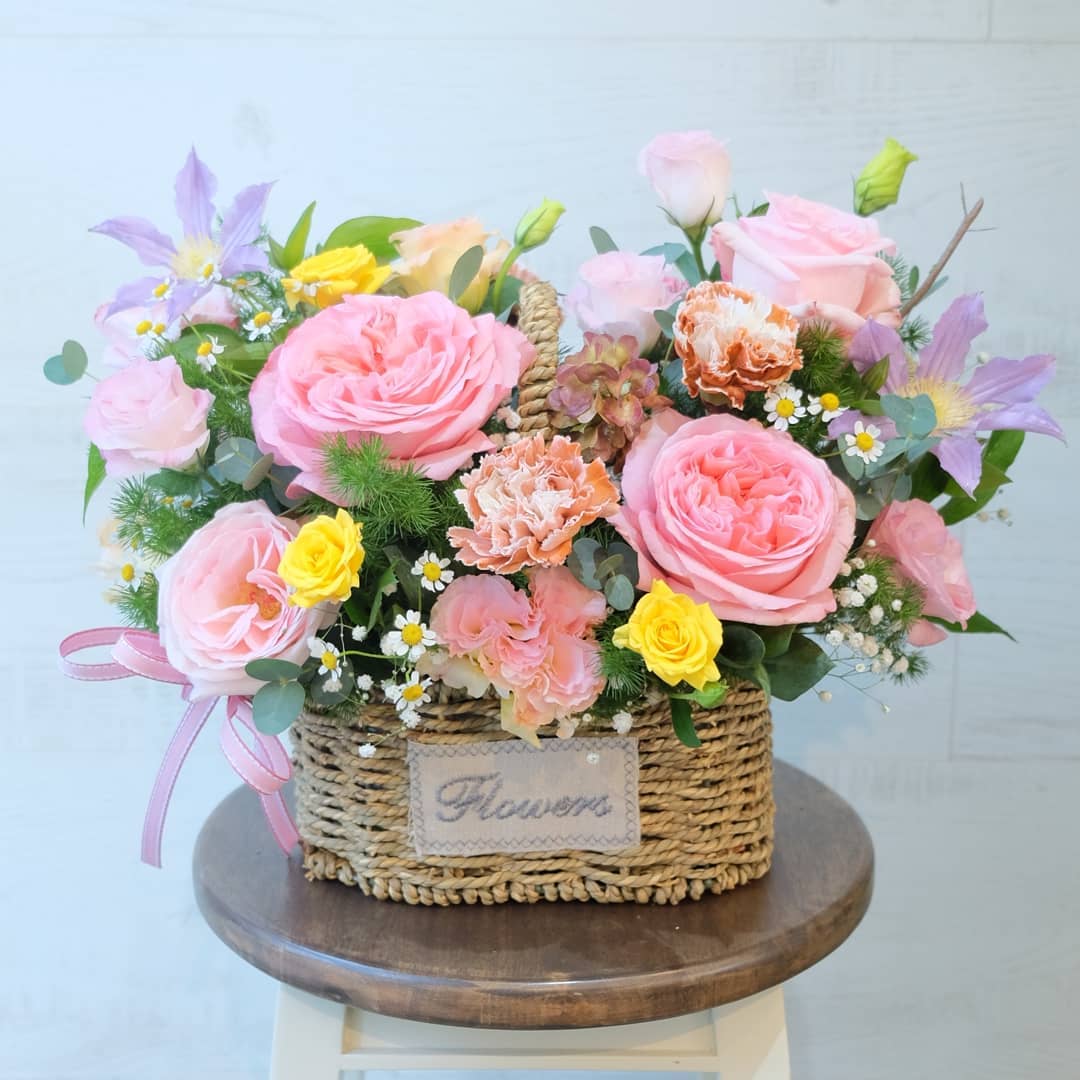 ตะกร้า พาสเทล หวาน ดอกไม้หลัก กุหลาบ คาร์เนชั่น เดซี่/มาร์กาเร็ต — ผลงานร้านดอกไม้ Sweetflower by Issaree — ภาพที่ 2 จาก 4
