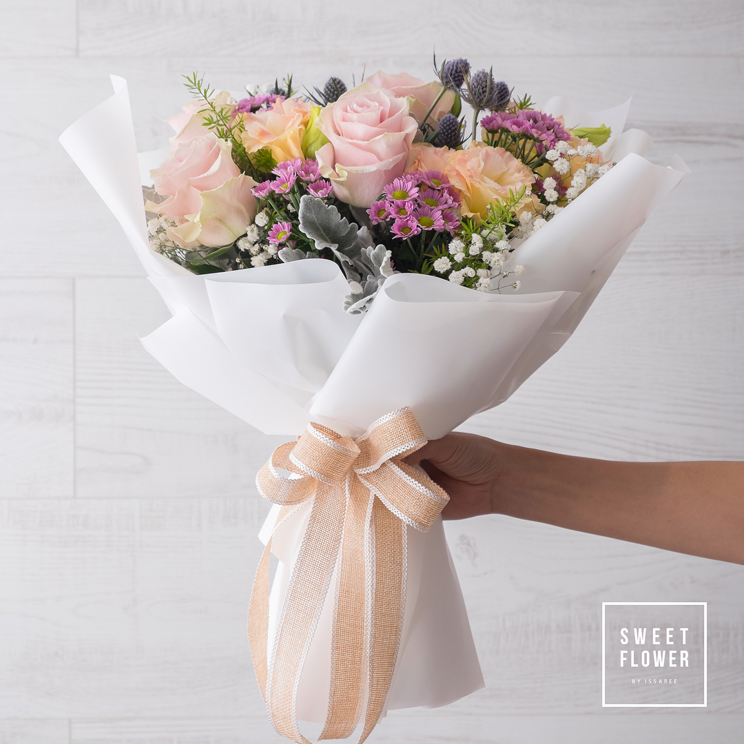 ช่อ พาสเทล หวาน ดอกไม้หลัก กุหลาบ คาร์เนชั่น เบญจมาศ/มัม — ผลงานร้านดอกไม้ Sweetflower by Issaree — ภาพที่ 1 จาก 3