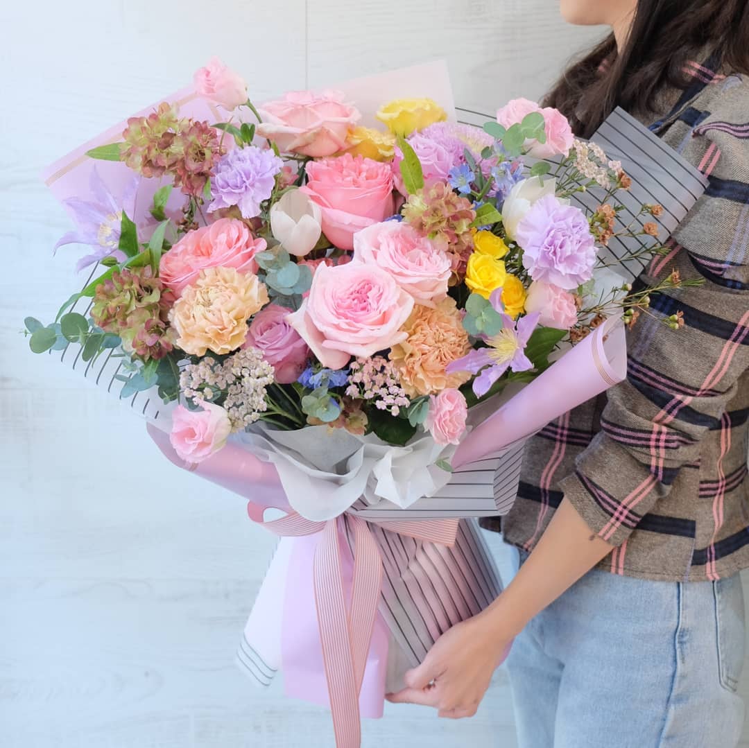 ช่อ พาสเทล หวาน ดอกไม้หลัก กุหลาบ คาร์เนชั่น ไฮเดรนเยีย — ผลงานร้านดอกไม้ Sweetflower by Issaree
