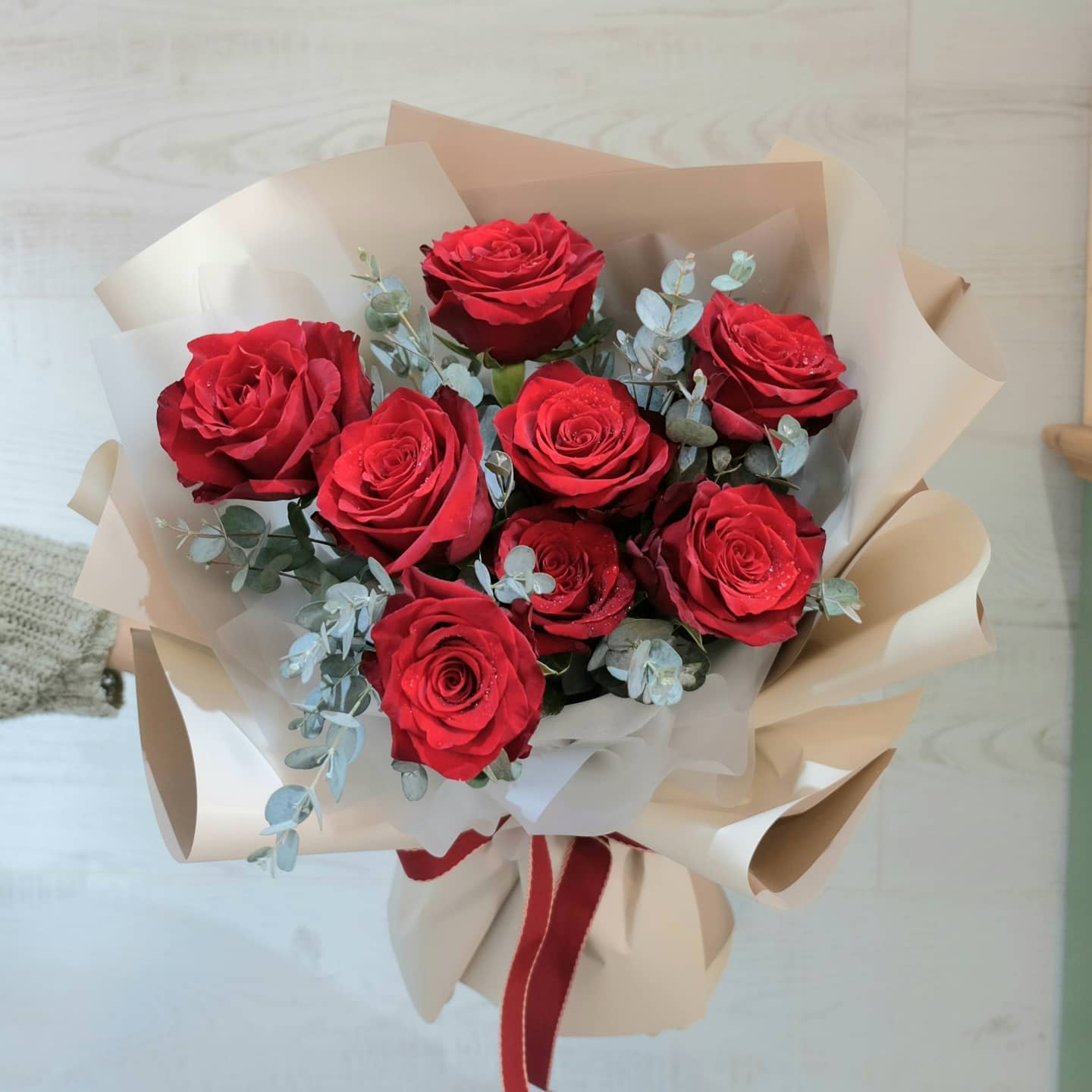 ช่อ แดงโรแมนติก คลาสสิก ดอกไม้หลัก กุหลาบ ยูคาลิปตัส/ใบไม้ — ผลงานร้านดอกไม้ Sweetflower by Issaree