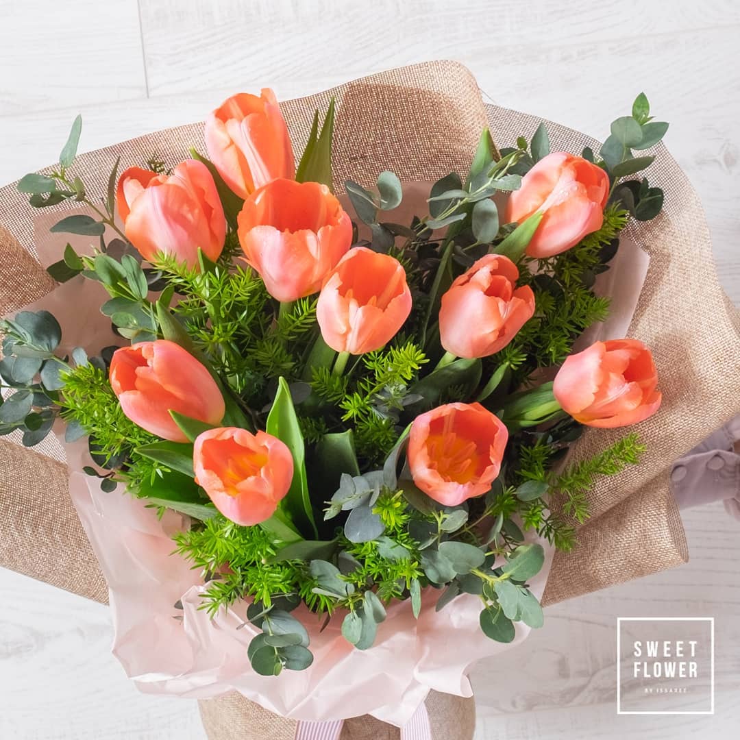 ช่อ เหลือง-ส้ม หวาน ดอกไม้หลัก ทิวลิป ยูคาลิปตัส/ใบไม้ — ผลงานร้านดอกไม้ Sweetflower by Issaree — ภาพที่ 1 จาก 4
