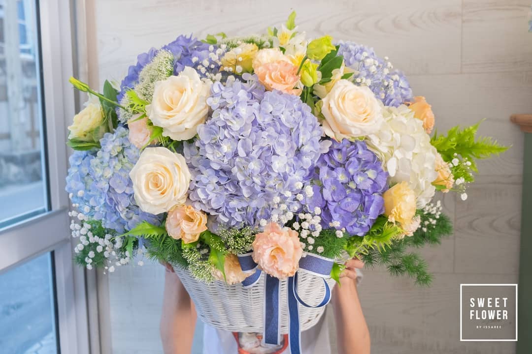 ตะกร้า ม่วง-ฟ้า หวาน ดอกไม้หลัก ไฮเดรนเยีย กุหลาบ คาร์เนชั่น — ผลงานร้านดอกไม้ Sweetflower by Issaree