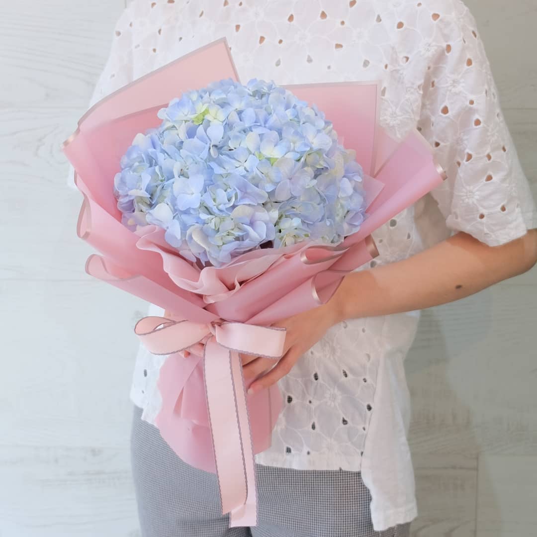 ช่อ ม่วง-ฟ้า หวาน ดอกไม้หลัก ไฮเดรนเยีย — ผลงานร้านดอกไม้ Sweetflower by Issaree
