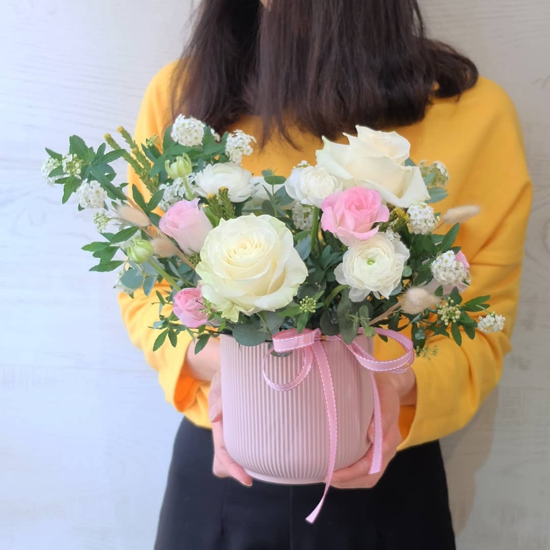 กล่อง พาสเทล หวาน ดอกไม้หลัก กุหลาบ คาร์เนชั่น เบบี้บรีธ/ยิปโซ — ผลงานร้านดอกไม้ Sweetflower by Issaree