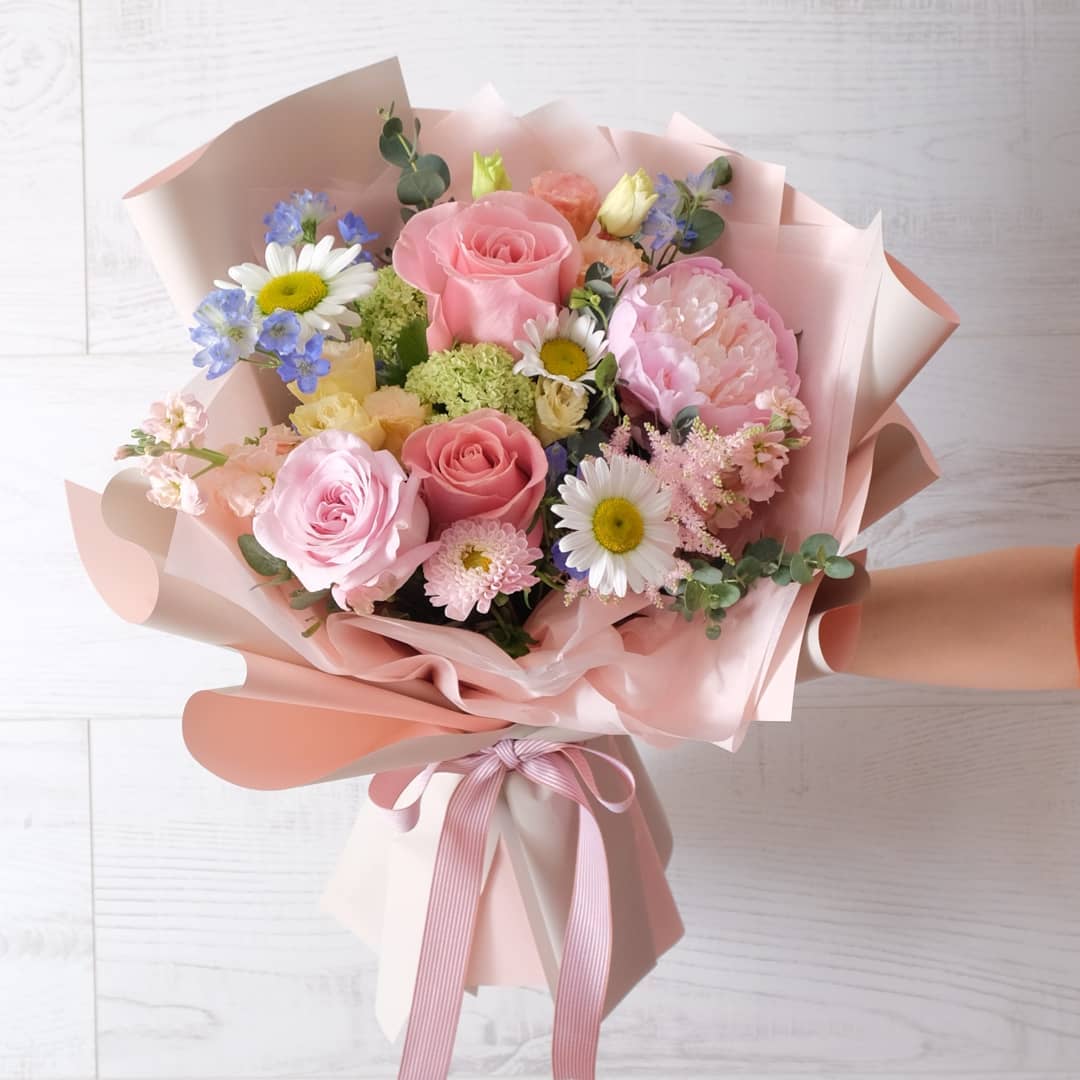 ช่อ พาสเทล หวาน ดอกไม้หลัก กุหลาบ พีโอนี่ เดซี่/มาร์กาเร็ต — ผลงานร้านดอกไม้ Sweetflower by Issaree — ภาพที่ 2 จาก 4