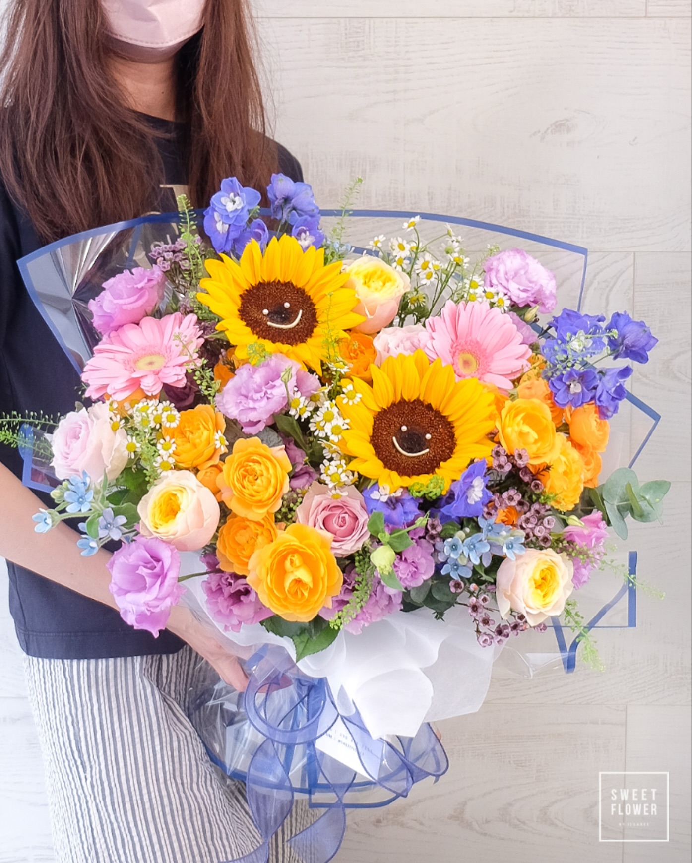 ช่อ หลากสี สดใส ดอกไม้หลัก ทานตะวัน กุหลาบ เยอบีร่า — ผลงานร้านดอกไม้ Sweetflower by Issaree
