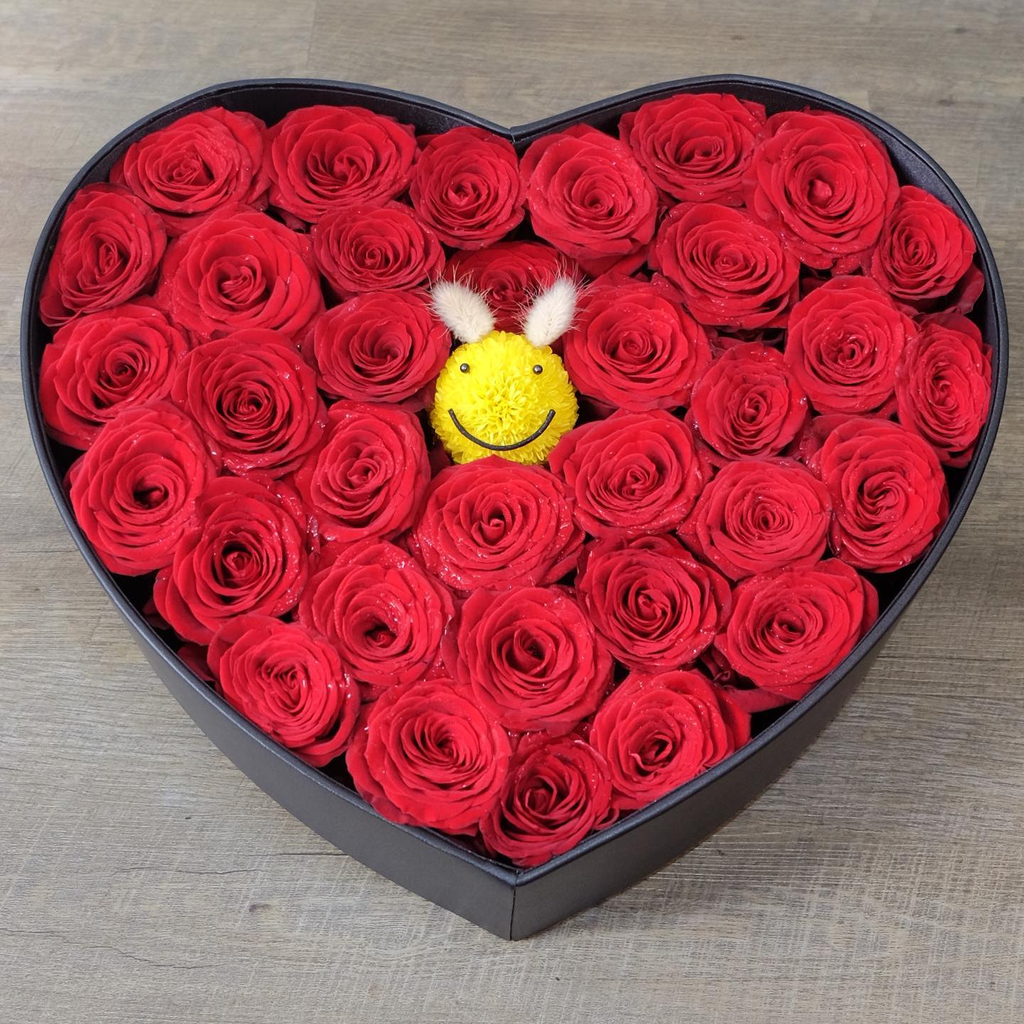 กล่อง แดงโรแมนติก สดใส ดอกไม้หลัก กุหลาบ — ผลงานร้านดอกไม้ Sweetflower by Issaree