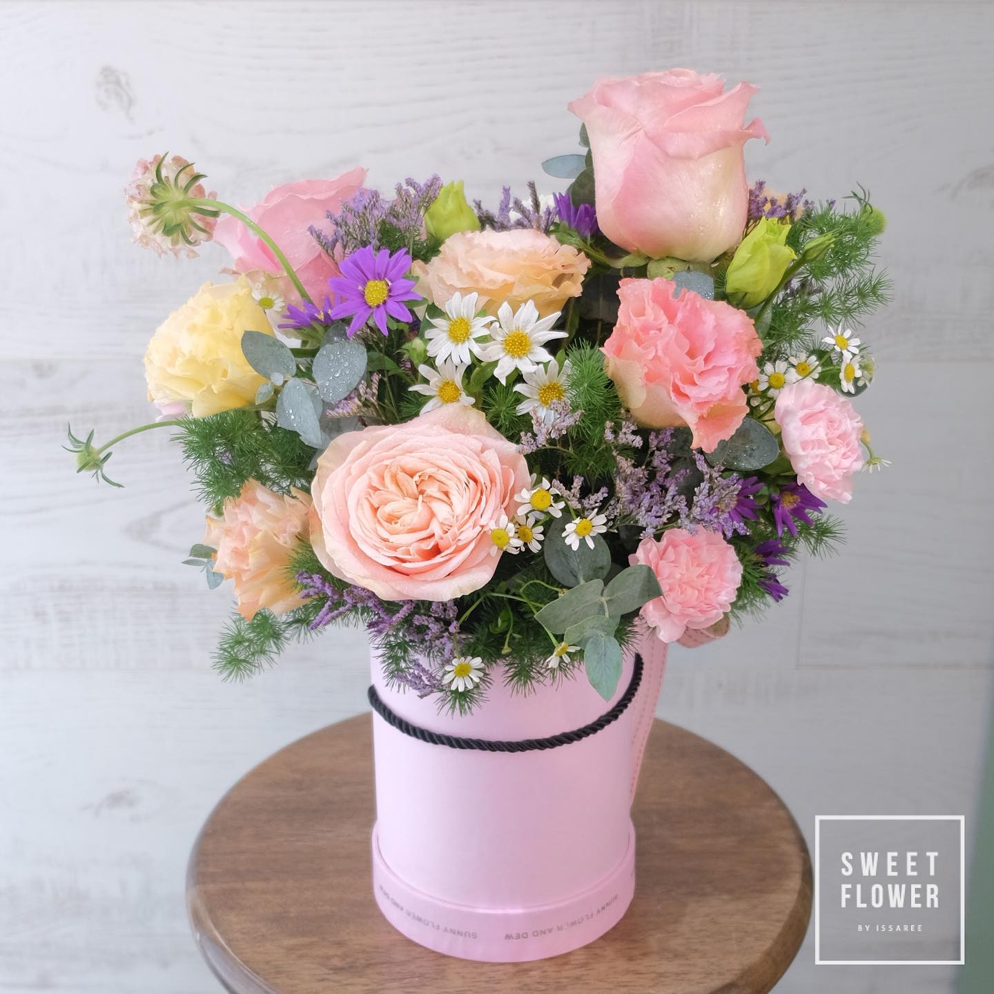 กล่อง พาสเทล หวาน ดอกไม้หลัก กุหลาบ คาร์เนชั่น เบญจมาศ/มัม — ผลงานร้านดอกไม้ Sweetflower by Issaree — ภาพที่ 2 จาก 4