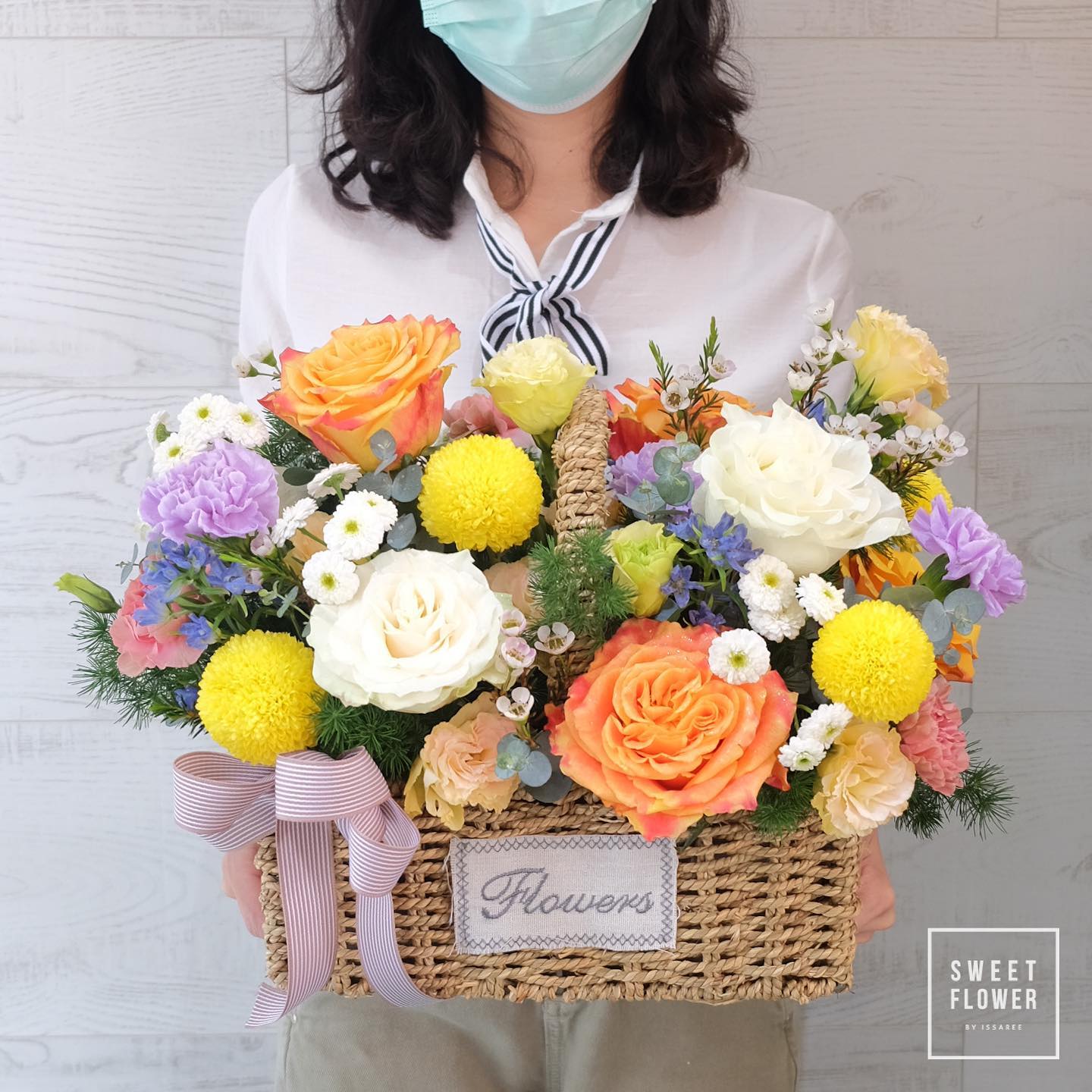 ตะกร้า เหลือง-ส้ม หวาน ดอกไม้หลัก กุหลาบ เบญจมาศ/มัม คาร์เนชั่น — ผลงานร้านดอกไม้ Sweetflower by Issaree