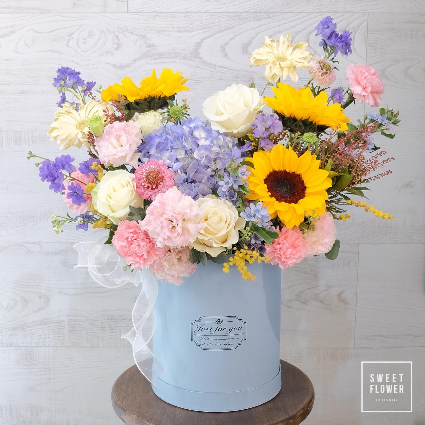 กล่อง หลากสี หวาน ดอกไม้หลัก กุหลาบ ไฮเดรนเยีย ทานตะวัน — ผลงานร้านดอกไม้ Sweetflower by Issaree