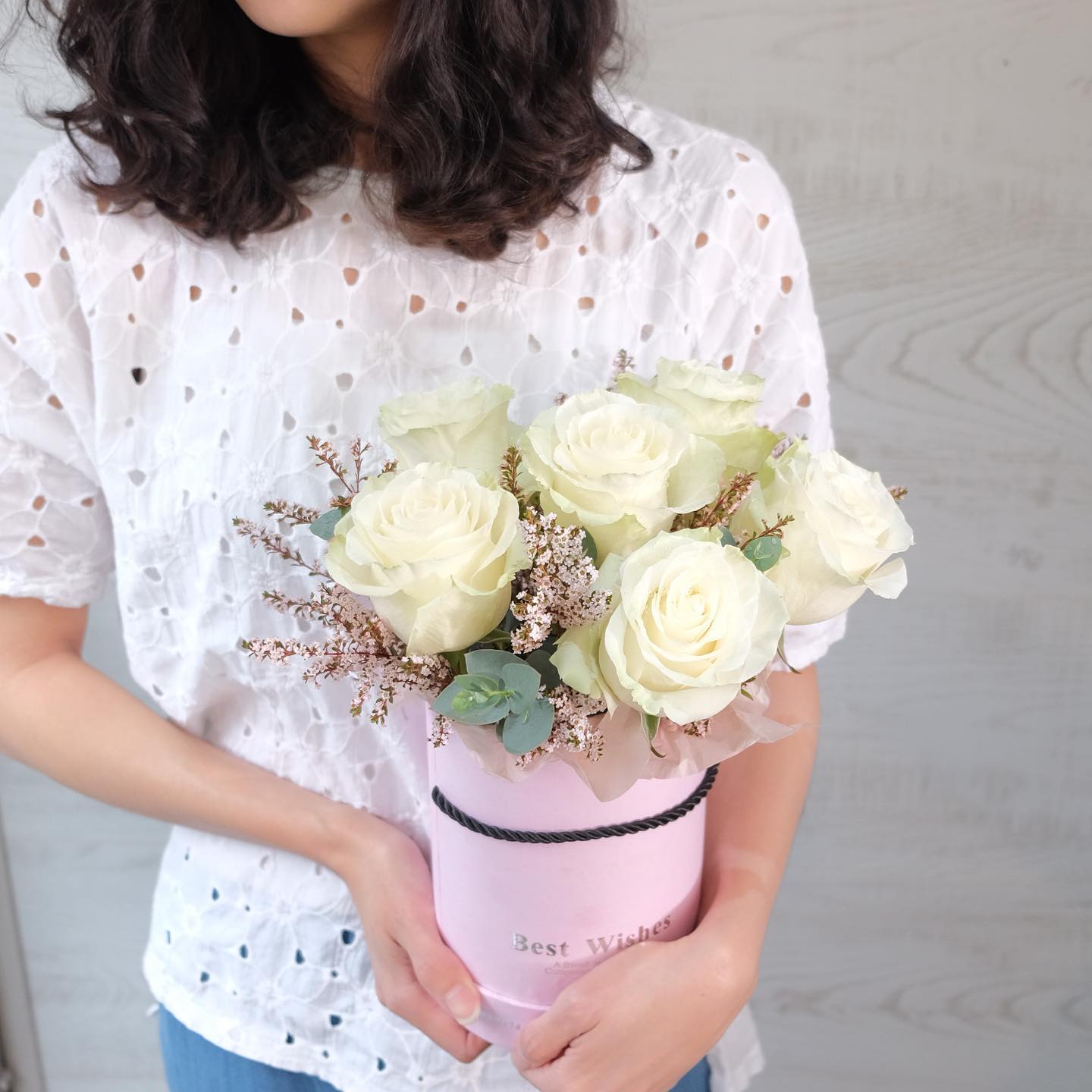 กล่อง ขาว-เขียว หวาน ดอกไม้หลัก กุหลาบ ยูคาลิปตัส/ใบไม้ ดอกไม้แห้ง — ผลงานร้านดอกไม้ Sweetflower by Issaree — ภาพที่ 1 จาก 1