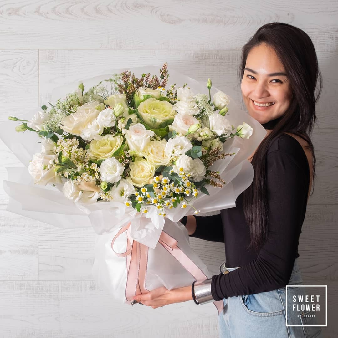 ช่อ ขาว-เขียว หวาน ดอกไม้หลัก กุหลาบ เดซี่/มาร์กาเร็ต เบบี้บรีธ/ยิปโซ — ผลงานร้านดอกไม้ Sweetflower by Issaree — ภาพที่ 2 จาก 4