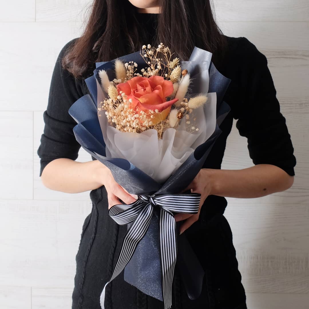 ช่อ เหลือง-ส้ม หวาน ดอกไม้หลัก กุหลาบ เบบี้บรีธ/ยิปโซ ดอกไม้แห้ง — ผลงานร้านดอกไม้ Sweetflower by Issaree