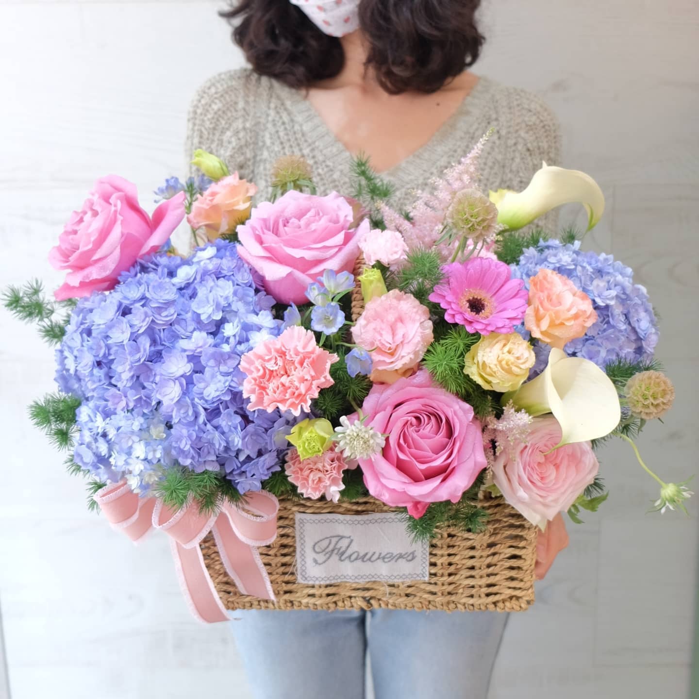 ตะกร้า หลากสี หวาน ดอกไม้หลัก ไฮเดรนเยีย กุหลาบ คาร์เนชั่น — ผลงานร้านดอกไม้ Sweetflower by Issaree